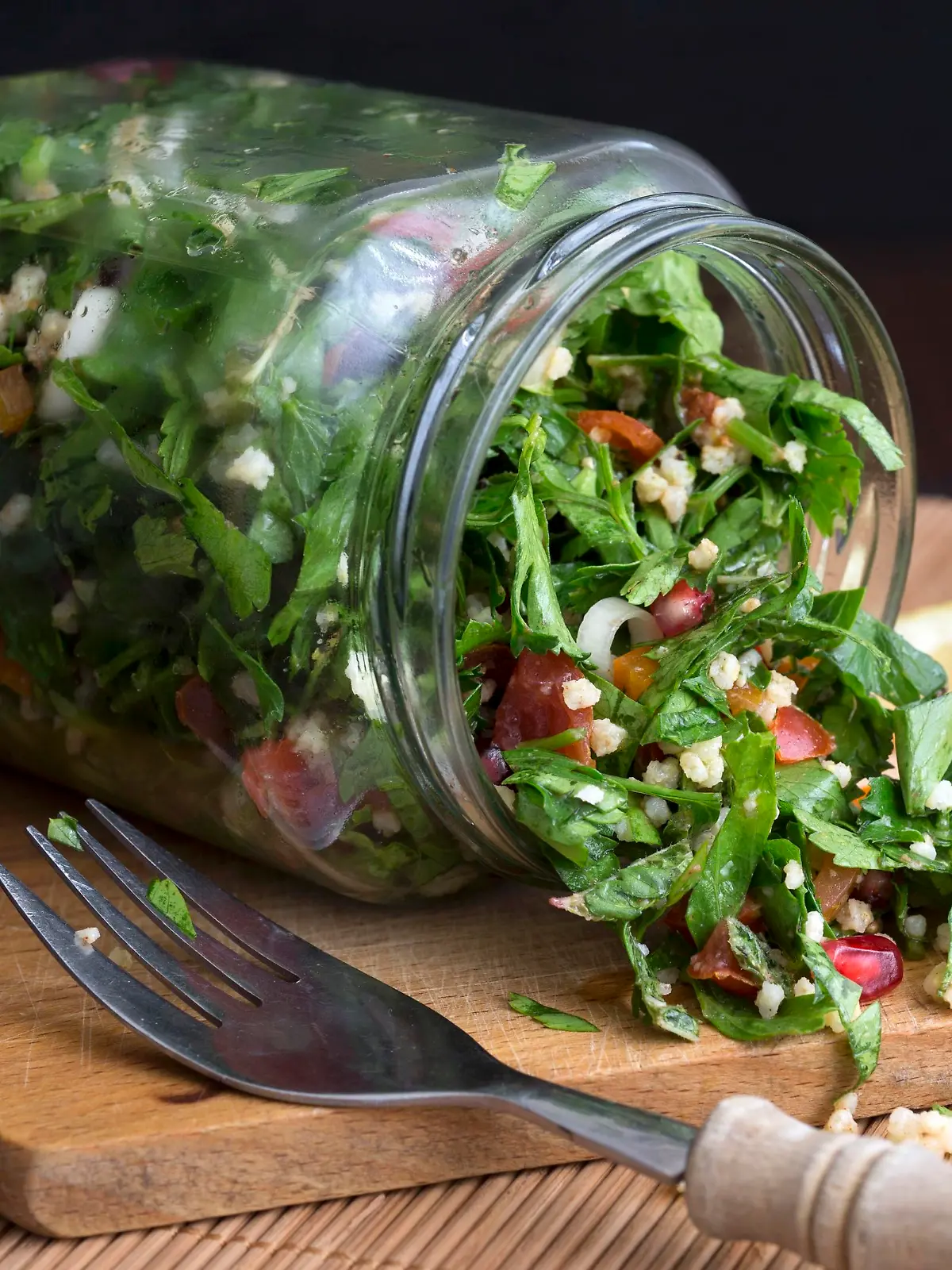 Hirse-Taboule im Glas mit Granatapfelkernen, Petersilie und Minze
