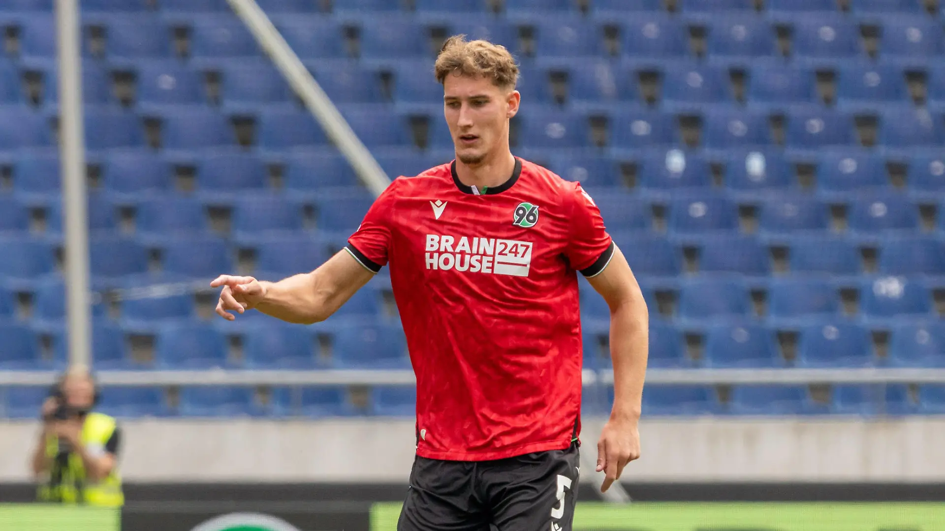 Phil Neumann Hannover 96, 05 GER, Hannover 69 vs. FC Villarreal, Fußball, Bundesliga, Testspiel, Spielzeit 2023/2024, 22.07.2023 DFL REGULATIONS PROHIBIT ANY USE OF PHOTOGRAPHS AS IMAGE SEQUENCES AND/OR QUASI-VIDEO Hannover 96 vs. FC Villarreal, Fußball, Bundesliga, Testspiel, 2023/2024, 22.07.2023 Hannover *** Phil Neumann Hannover 96, 05 GER, Hannover 69 vs FC Villarreal, Football, Bundesliga, Test Match, Season 2023 2024, 22 07 2023 DFL REGULATES PROHIBIT ANY USE OF PHOTOGRAPHS AS IMAGE SEQUENCES AND OR QUASI VIDEO Hannover 96 vs FC Villarreal, Football, Bundesliga, Test Match, 2023 2024, 22 07 2023 Hannover Copyright: xEibner-Pressefoto/FabioxDeinertx EP_FDT