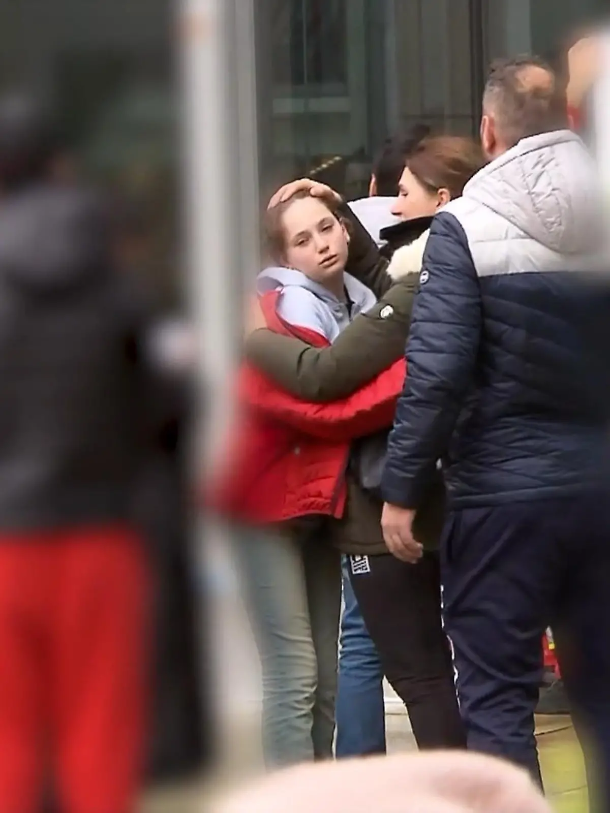 Ein Schüler läuft mit einem Messer durch die Schule läuft und verletzt fünf Schüler teilweise schwer. Nach dem Amoklauf am Wilhelm-Döpfeld-Gymnasium am Donnerstag steht das nordrhein-westfälische Wuppertal unter Schock. Der mutmaßliche Täter (17) soll die elfte Klasse der Schule besuchen und psychische Probleme haben.