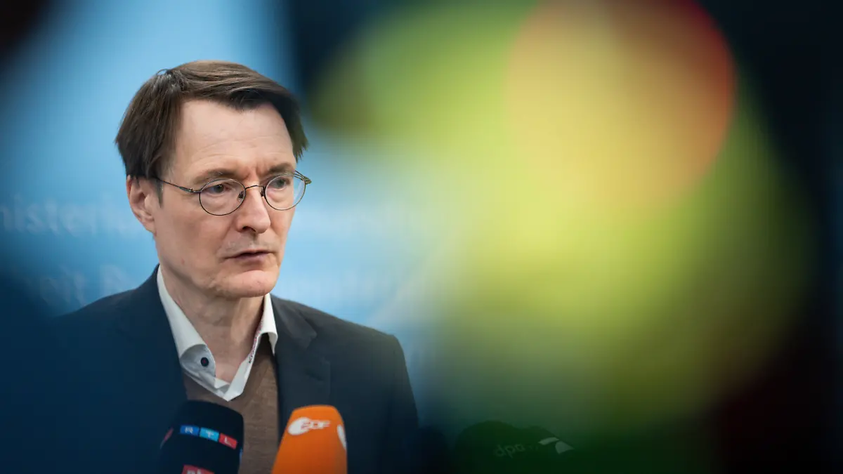 News Bilder des Tages  Pressestatement des Bundesgesundheitsministers zum Fortgang der Krankenhausreform und der Cannabis Reform Prof. Dr. Karl Lauterbach der Bundesgesundheitminister bei seinem Pressestatement ueber den Fortgang der Krankenhausreform und der Cannabis Reform im bundesgesundheitsministerium in Berlin, Berlin , 22.02.2024 Berlin Berlin Deutschland *** Press statement by the Federal Minister of Health on the progress of the hospital reform and the cannabis reform Prof Dr Karl Lauterbach the Federal Minister of Health at his press statement on the progress of the hospital reform and the cannabis reform at the Federal Ministry of Health in Berlin, Berlin , 22 02 2024 Berlin Berlin Germany