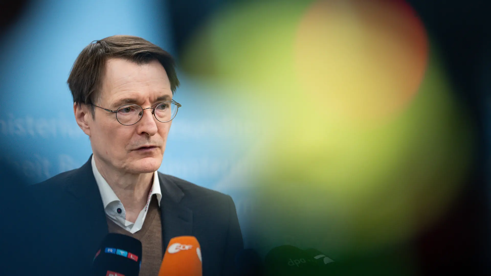 News Bilder des Tages Pressestatement des Bundesgesundheitsministers zum Fortgang der Krankenhausreform und der Cannabis Reform Prof. Dr. Karl Lauterbach der Bundesgesundheitminister bei seinem Pressestatement ueber den Fortgang der Krankenhausreform und der Cannabis Reform im bundesgesundheitsministerium in Berlin, Berlin , 22.02.2024 Berlin Berlin Deutschland *** Press statement by the Federal Minister of Health on the progress of the hospital reform and the cannabis reform Prof Dr Karl Lauterbach the Federal Minister of Health at his press statement on the progress of the hospital reform and the cannabis reform at the Federal Ministry of Health in Berlin, Berlin , 22 02 2024 Berlin Berlin Germany