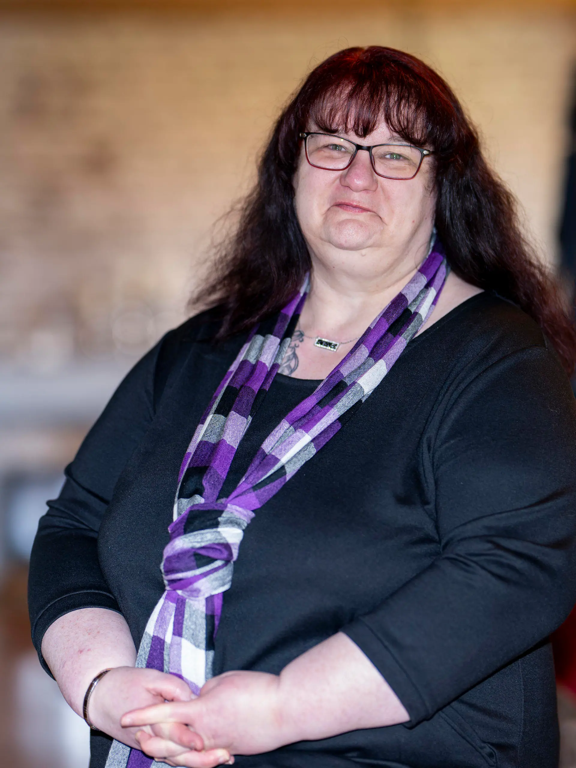 PRODUKTION - 14.02.2024, Niedersachsen, Bissendorf: Tanja Degner steht in ihrem Wohnzimmer. Die Frau leidet an Lipödem. Die gravierende chronische Erkrankung trifft fast ausschließlich Frauen. Eine fortschreitende Fettverteilungsstörung führt oft zu massiver Volumenzunahme vor allem an Armen und Beinen, geht meist einher mit starken Schmerzen, Hämatom-Neigung und psychischer Belastung.  (zu dpa: «Verbreitet und doch oft unerkannt: Fettgewebeerkrankung Lipödem verursacht schweres Leid») Foto: David Inderlied/dpa - ACHTUNG: Nur zur redaktionellen Verwendung im Zusammenhang mit der aktuellen Berichterstattung und nur mit vollständiger Nennung des vorstehenden Credits +++ dpa-Bildfunk +++