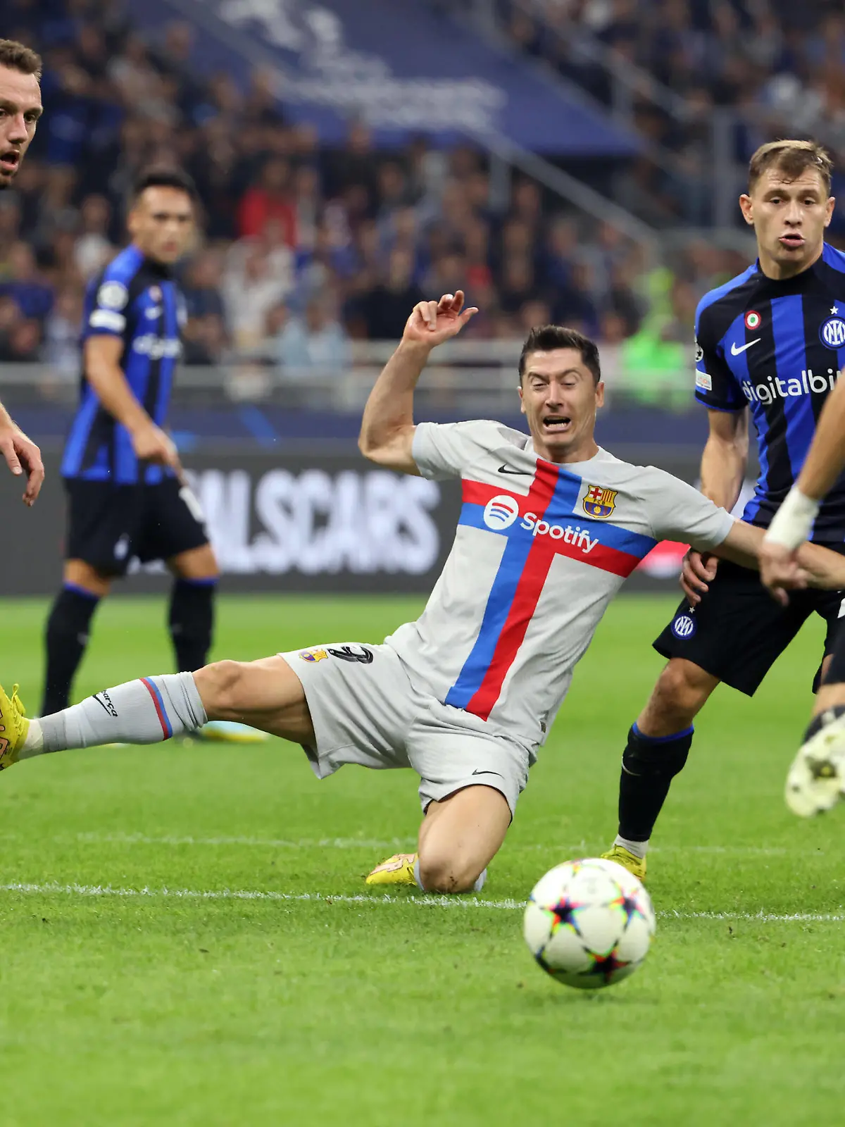 October 4, 2022, MILAN, ITALY: Barcelona s Robert Lewandowski C reacts during the UEFA Champions League Group C match between FC Inter and Barcelona at Giuseppe Meazza stadium in Milan, 4 October 2022..ANSA / MATTEO BAZZI. MILAN ITALY - ZUMAa110 20221004_zaf_a110_027 Copyright: xMatteoxBazzix 