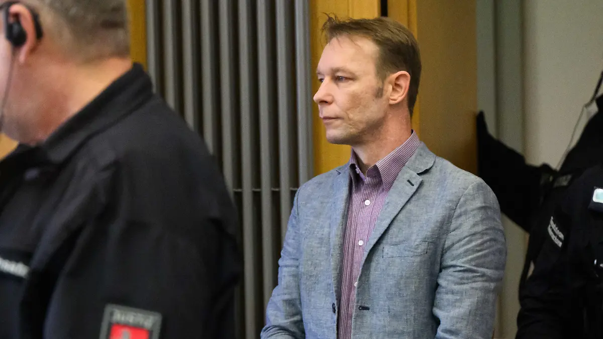 ARCHIV - 16.02.2024, Niedersachsen, Braunschweig: Der Angeklagte Christian B. kommt zu Prozessbeginn in den Gerichtssaal im Landgericht Braunschweig. Christian B. werden drei Fälle schwerer Vergewaltigung und zwei Fälle des sexuellen Missbrauchs von Kindern in Portugal vorgeworfen. (zu dpa: «Prozess gegen Maddie-Verdächtigen wird fortgesetzt») Foto: Julian Stratenschulte/dpa Pool/dpa +++ dpa-Bildfunk +++