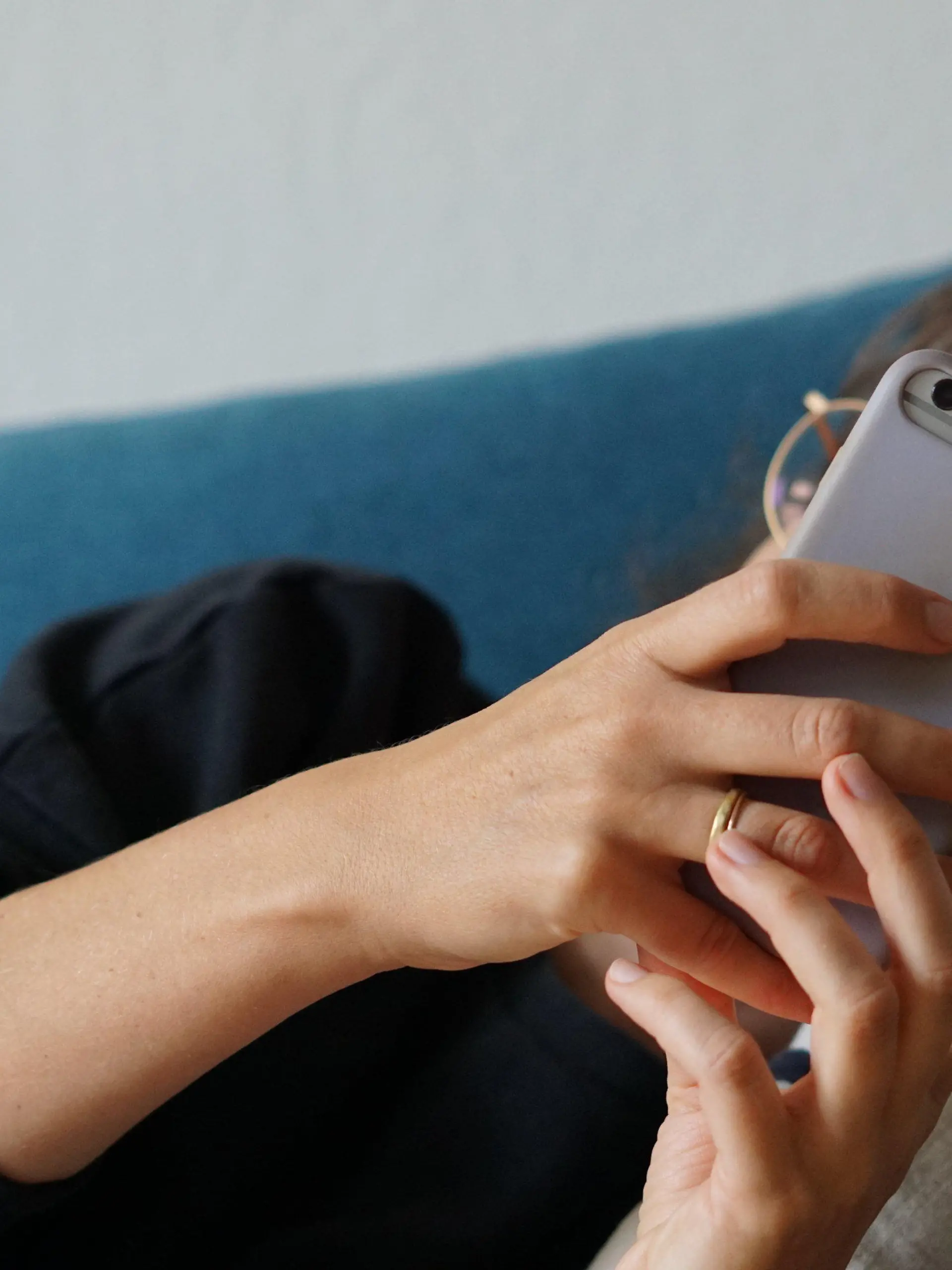ARCHIV - 28.09.2023, Berlin: Eine junge Frau liegt auf einem Sofa und schaut auf ihr Smartphone. (zu dpa: «Ghosting: Wenn sich eine Bekanntschaft in Luft auflöst») Foto: Weronika Peneshko/dpa +++ dpa-Bildfunk +++