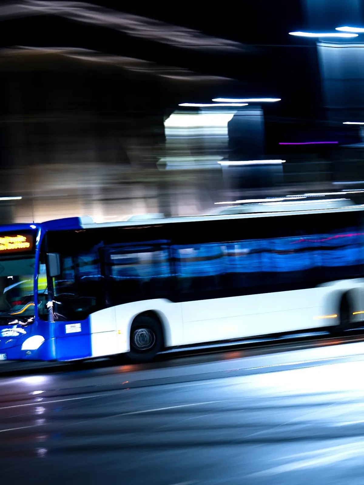 Ein Bus fährt an einem Bahnhof vorbei.