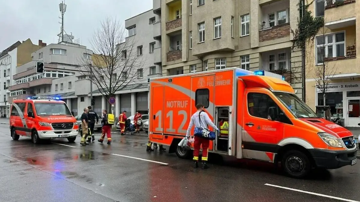 Feuerwehrmänner helfen bei Geburt von Baby in Charlottenburg