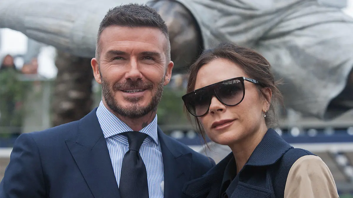 ARCHIV - 02.03.2019, USA, Carson: David Beckham, ehemaliger britischer Fußballspieler, und seine Frau Victoria Beckham, Designerin, während der Enthüllungszeremonie einer von Davids Statuen im «Dignity Health Sports Park» der LA Galaxy. Victoria Beckham ist mit ihrem Mann in Baden-Baden zu einem Wellness-Urlaub gewesen. (Zu dpa: ««Beautiful Germany»: Beckhams machen Wellness in Baden-Baden») Foto: Javier Rojas/Prensa Internacional via ZUMA/dpa +++ dpa-Bildfunk +++