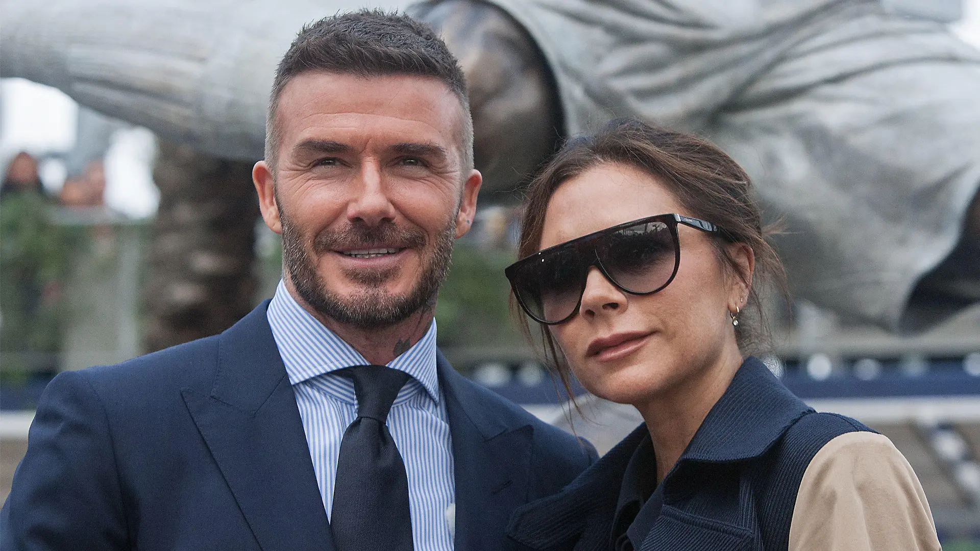 ARCHIV - 02.03.2019, USA, Carson: David Beckham, ehemaliger britischer Fußballspieler, und seine Frau Victoria Beckham, Designerin, während der Enthüllungszeremonie einer von Davids Statuen im «Dignity Health Sports Park» der LA Galaxy. Victoria Beckham ist mit ihrem Mann in Baden-Baden zu einem Wellness-Urlaub gewesen. (Zu dpa: ««Beautiful Germany»: Beckhams machen Wellness in Baden-Baden») Foto: Javier Rojas/Prensa Internacional via ZUMA/dpa +++ dpa-Bildfunk +++