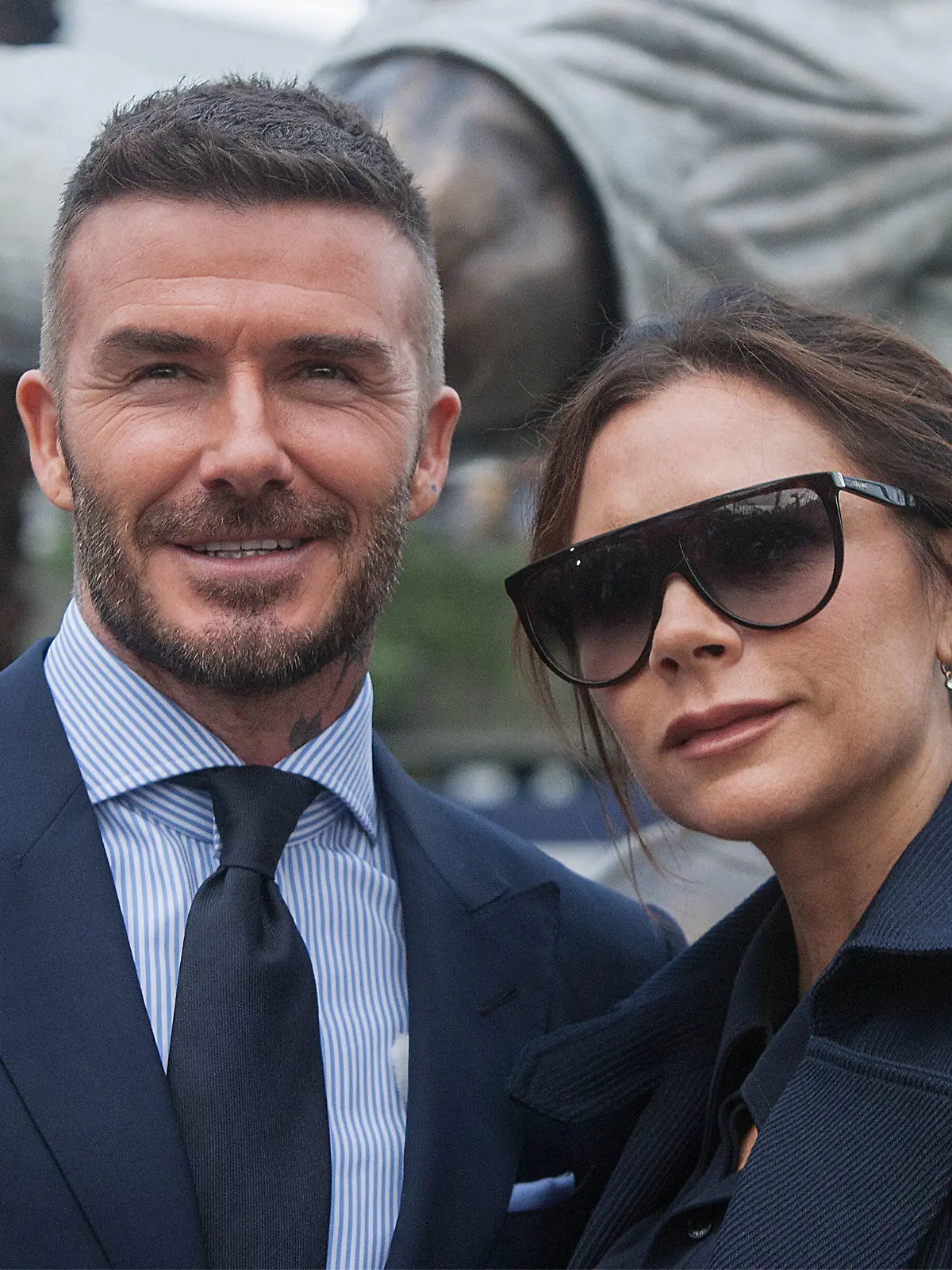 ARCHIV - 02.03.2019, USA, Carson: David Beckham, ehemaliger britischer Fußballspieler, und seine Frau Victoria Beckham, Designerin, während der Enthüllungszeremonie einer von Davids Statuen im «Dignity Health Sports Park» der LA Galaxy. Victoria Beckham ist mit ihrem Mann in Baden-Baden zu einem Wellness-Urlaub gewesen. (Zu dpa: ««Beautiful Germany»: Beckhams machen Wellness in Baden-Baden») Foto: Javier Rojas/Prensa Internacional via ZUMA/dpa +++ dpa-Bildfunk +++