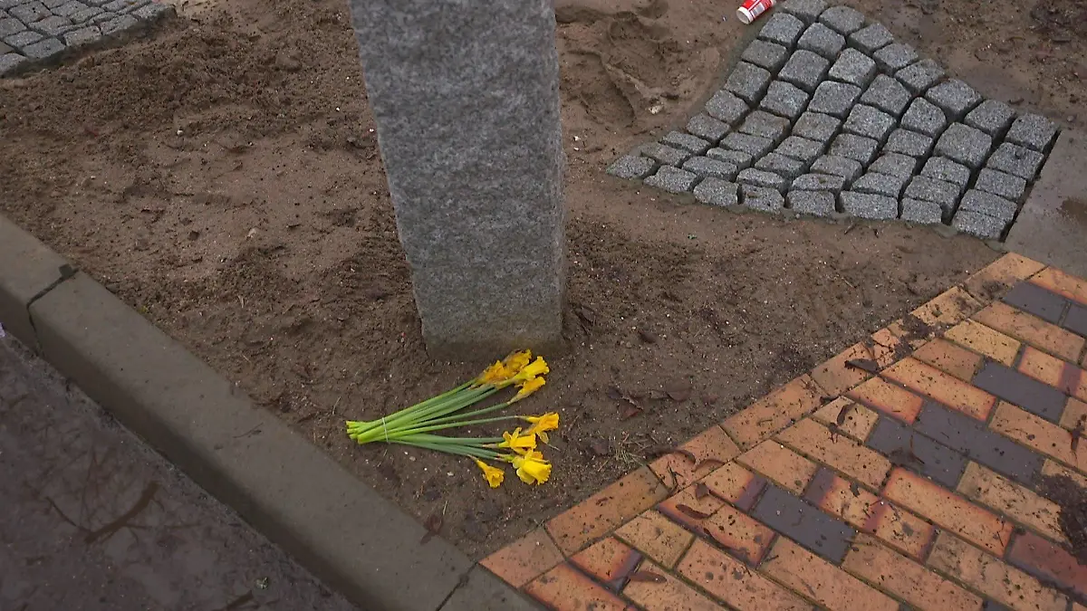 Die Anwohner legen aus Protest Blumen an den 80 Zentimeter hohen Pollern ab.