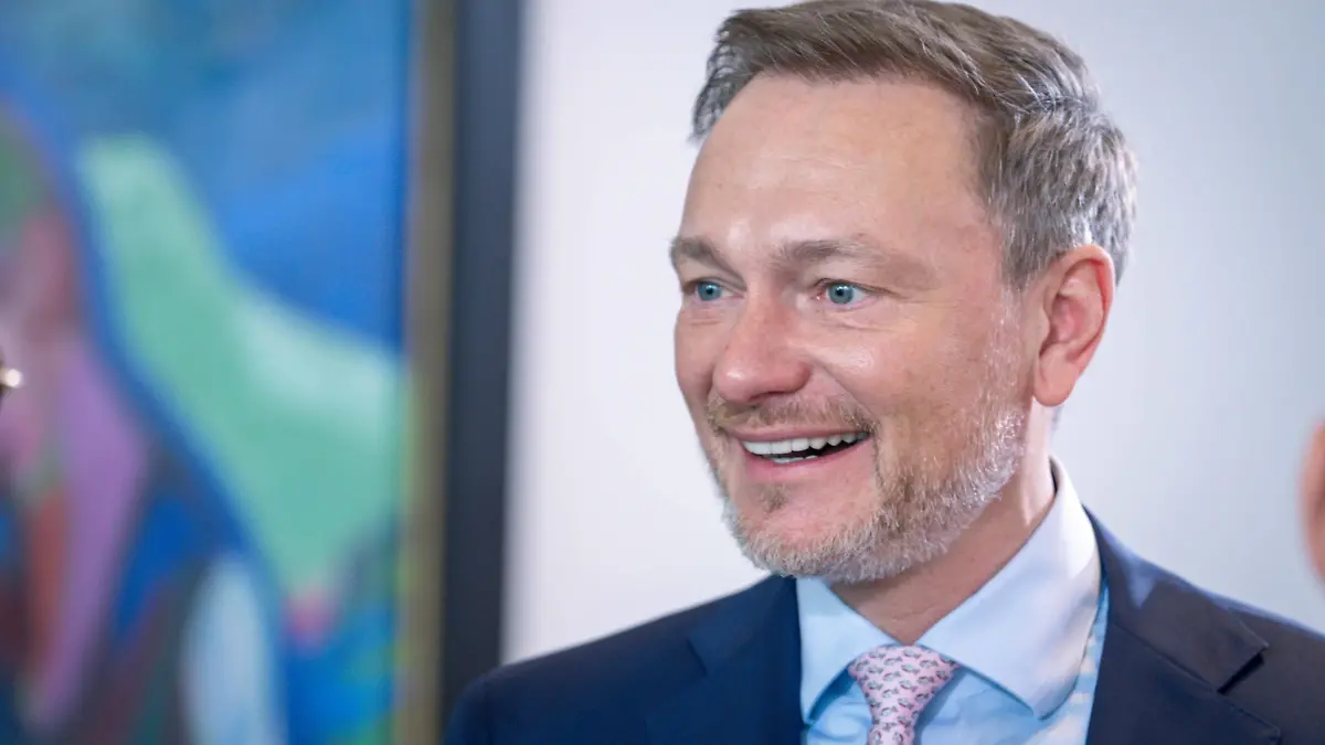 90. Sitzung des Bundeskabinett Aktuell, 21.02.2024, Berlin, Bundesfinanzminister Christian Lindner FDP im Portrait im Vorfeld der Kabinettssitzung, Sitzung des Bundeskabinett im Bundeskanzleramt in Berlin Berlin Berlin Deutschland *** 90 Meeting of the Federal Cabinet Current, 21 02 2024, Berlin, Federal Minister of Finance Christian Lindner FDP in portrait in the run-up to the cabinet meeting, Meeting of the Federal Cabinet in the Federal Chancellery in Berlin Berlin Berlin Germany