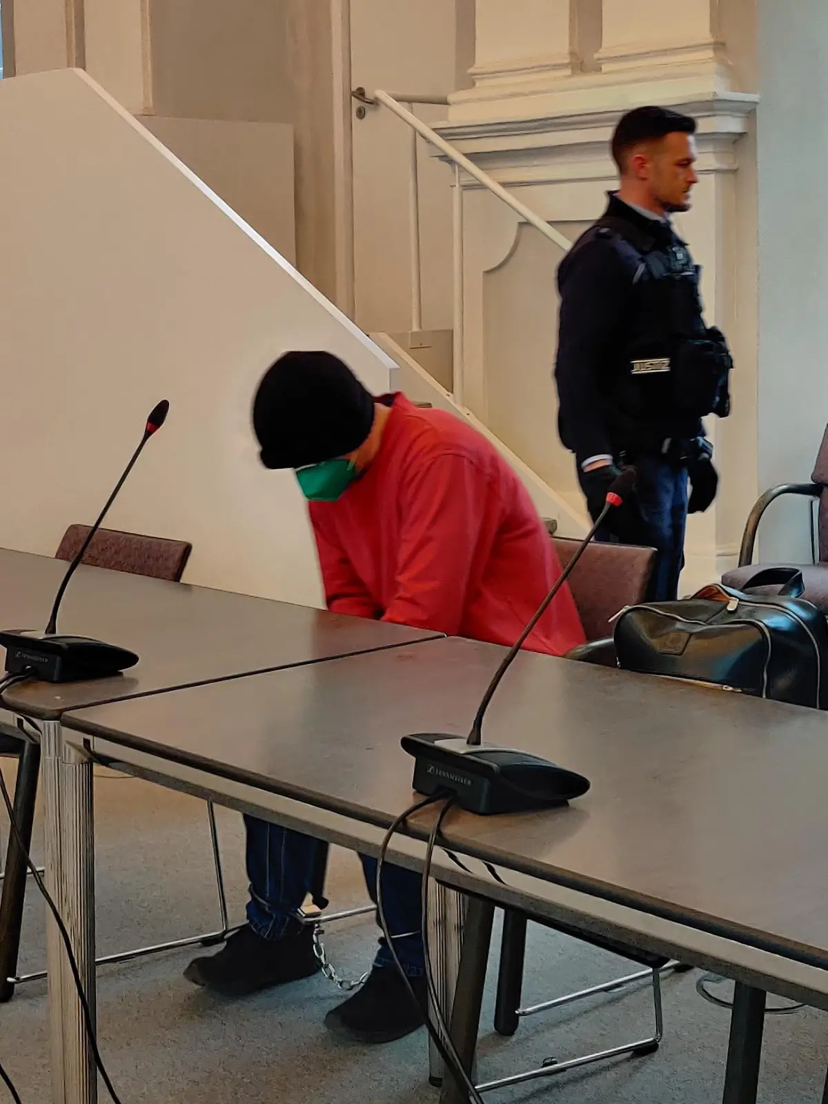 ARCHIV - 02.02.2024, Baden-Württemberg, Ellwangen: Ein Angeklagter sitzt zu Beginn eines Revisionsprozesses in einem Gerichtssaal des Landgerichts. Das Landgericht Ellwangen verurteilte 2022 den Mann zu einer Haftstrafe von 14 Jahren wegen Totschlags und schwerer Misshandlung von Schutzbefohlenen. Der Bundesgerichtshof hob das Urteil auf Revision der Staatsanwaltschaft auf. Nun wird der Fall erneut verhandelt. (zu dpa: «Grausamer Tod eines Kleinkinds - Urteil erwartet») Foto: Katharina Schröder/dpa +++ dpa-Bildfunk +++