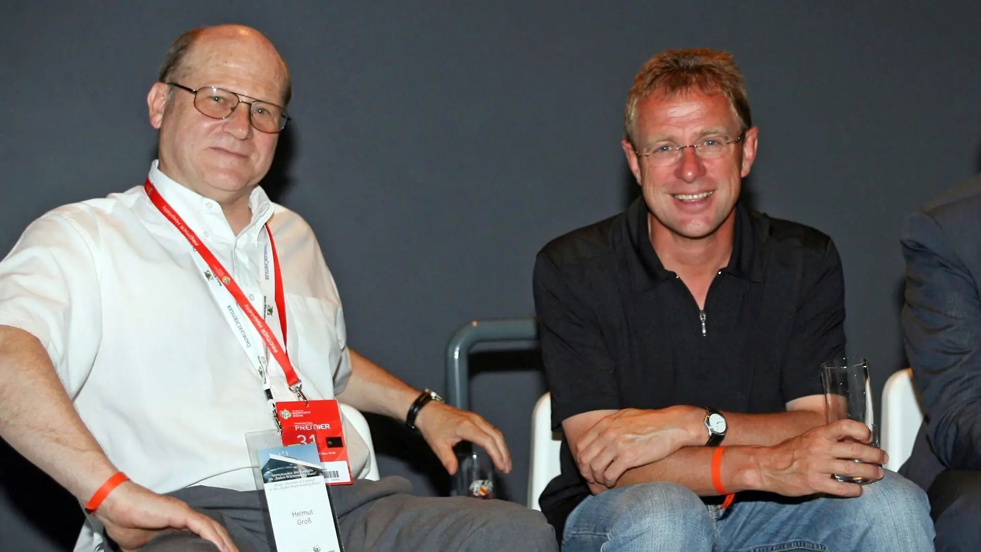 ARCHIV - 19.06.2006, Frankreich, Stuttgart: Fußball, FIFA WM 2006, Deutschland, Vorrunde Gruppe H, Spanien - Tunesien (3:1): Helmut Groß (l), ehemaliger VfB-Jugendleiter und Ralf Rangnick sitzen nebeneinander. (zu dpa: «Erfinder des RB-Fußballs: Rangnick-Mentor Groß gestorben») Foto: Herbert Rudel/Pressefoto Rudel/dpa +++ dpa-Bildfunk +++