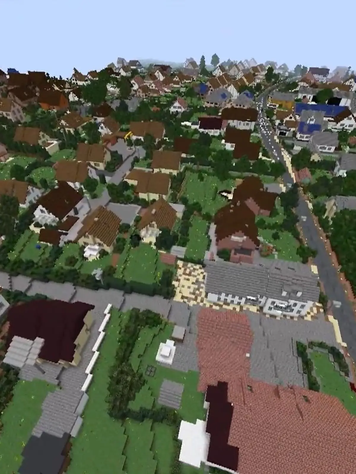 Seit Jahren baut ein 18-Jähriger seine Heimatstadt Lemgo in dem Computerspiel Minecraft nach. Eines der beliebtesten unter Jugendlichen in Deutschland. Insgesamt 1.500 Stunden hat der junge Mann bereits in sein Hobby gesteckt. Die digitale Welt besteht aus würfelförmigen Blöcken. Sie lassen sich zu verschiedenen Gebäuden zusammensetzen.

Internationales Team

Der junge Mann ist Teil von BuildTheEarth. Ein weltweites Projekt mit 15.000 Gamern. Ihr Ziel: Die ganze Welt soll irgendwann virtuell nachgebaut sein. Der 18-Jährige aus Lemgo bekommt viel positives Feedback. So auch vom Bürgermeister der Stadt: „Das ist ein typischer Lemgoer, so kenne ich unsere Lemgoer, das macht mich stolz“.