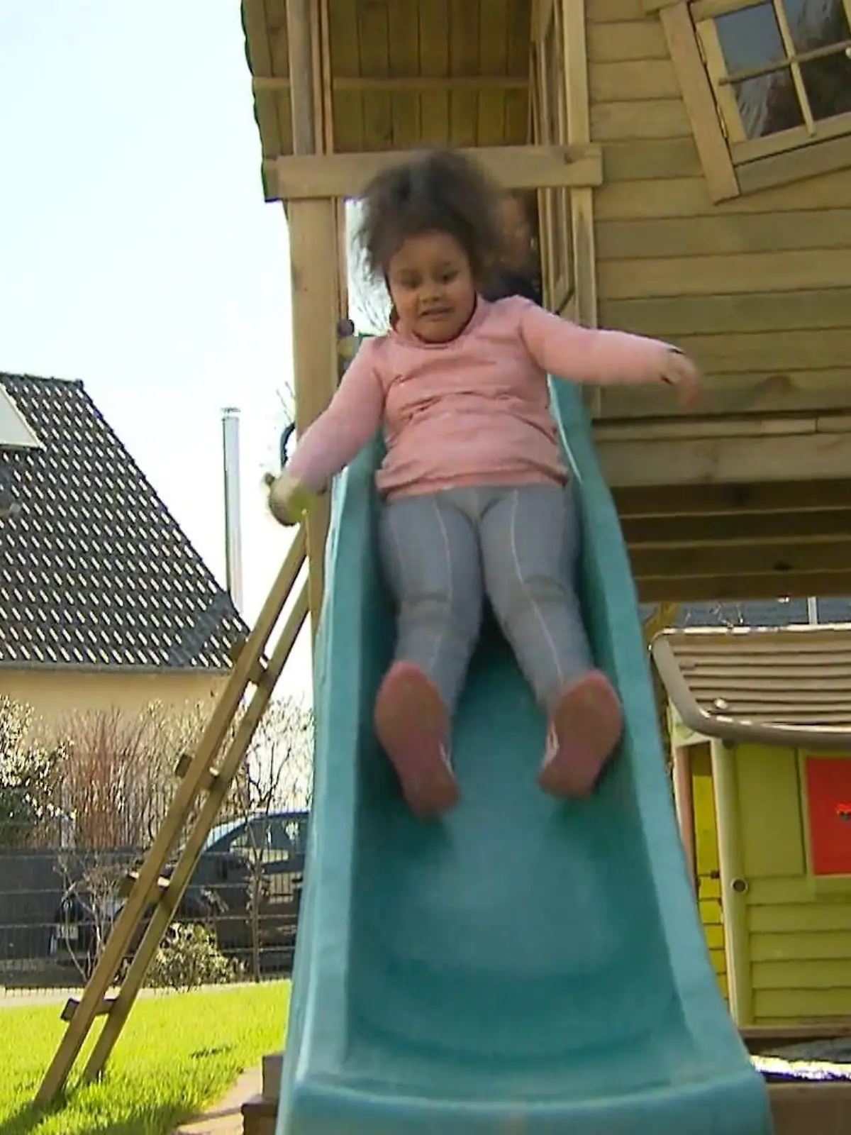 Ein Mann aus dem Rhein-Erft-Kreis ist für Geflüchtete aus der Ukraine da. Vor zwei Jahren nimmt er viele Schutzsuchende bei sich zuhause auf, lässt Familien bei sich wohnen. Darüber hinaus hilft er den Flüchtlingen hier Fuß zu fassen. Er unterstützt sie bei Behördengängen, bei der Wohnungssuche oder Schulanmeldungen. Das macht er, zwei Jahre nach Kriegsbeginn, immer noch. Er hat zu den meisten Familien noch Kontakt und unterstützt viele weiterhin bei alltäglichen Problemen.