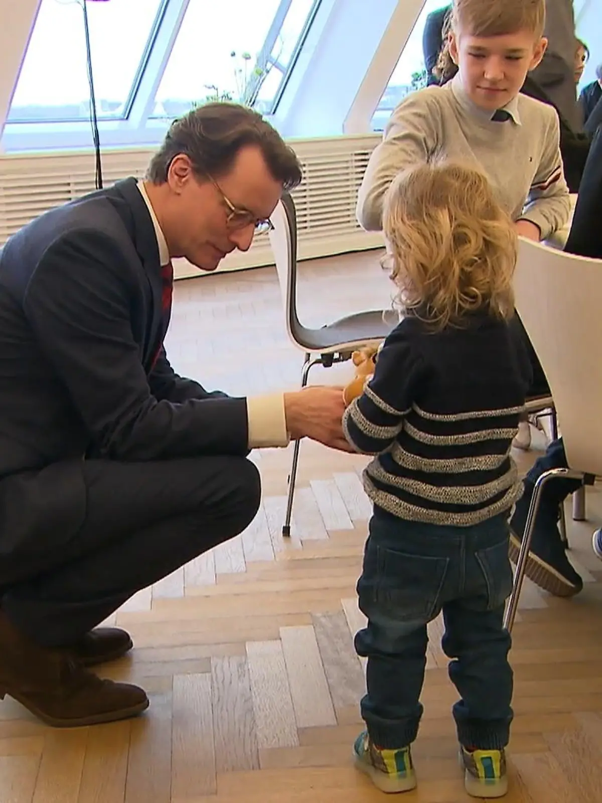 Sie sehen sich heute das erste Mal: Ministerpräsident Wüst und der 2-jährige Daniel Marchenko. Er ist in Bad Oeynhausen geboren. Seine Mutter ist hochschwanger vor dem Krieg aus der Ukraine geflohen. Zusammen mit ihren beiden Söhnen ist sie heute in der Staatskanzlei in Düsseldorf eingeladen.