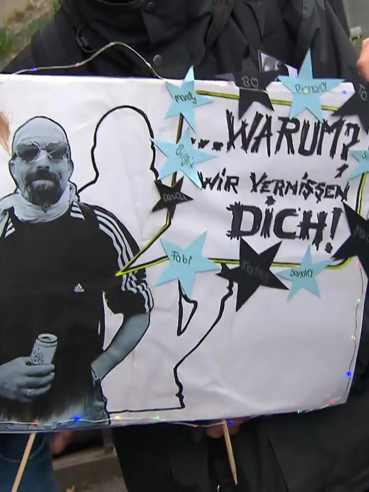 Mord war es nicht. Aber für den gewaltsamen Tod eines Obdachlosen im Kreis Lippe müssen drei Jugendliche dennoch ins Gefängnis – wegen Totschlags. Das Landgericht Detmold verurteilte einen der Angeklagten zu sechs Jahren und sechs Monaten Haft nach Jugendstrafrecht. Die anderen beiden müssen für jeweils fünf Jahre in den Knast.