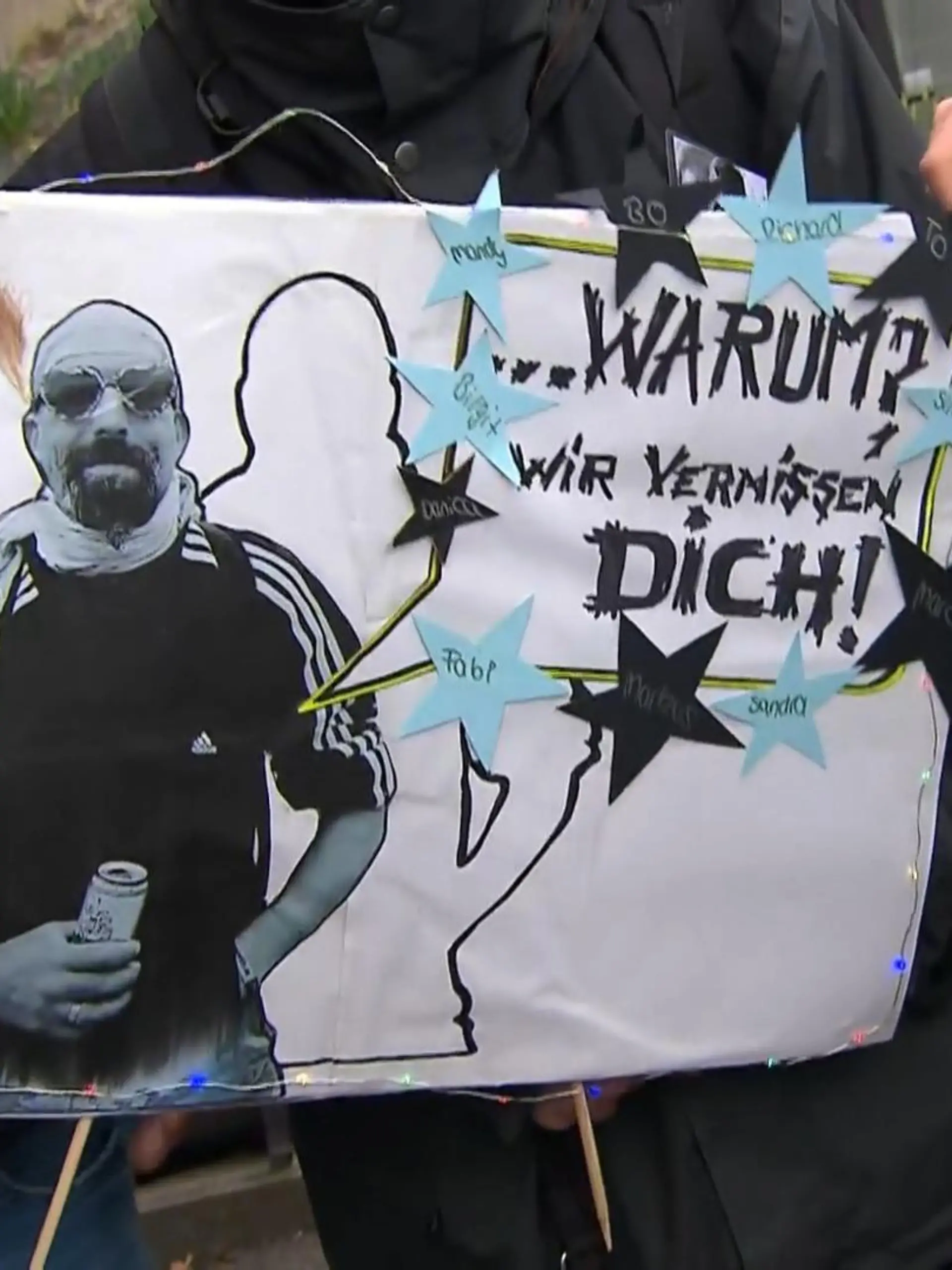 Mord war es nicht. Aber für den gewaltsamen Tod eines Obdachlosen im Kreis Lippe müssen drei Jugendliche dennoch ins Gefängnis – wegen Totschlags. Das Landgericht Detmold verurteilte einen der Angeklagten zu sechs Jahren und sechs Monaten Haft nach Jugendstrafrecht. Die anderen beiden müssen für jeweils fünf Jahre in den Knast.
