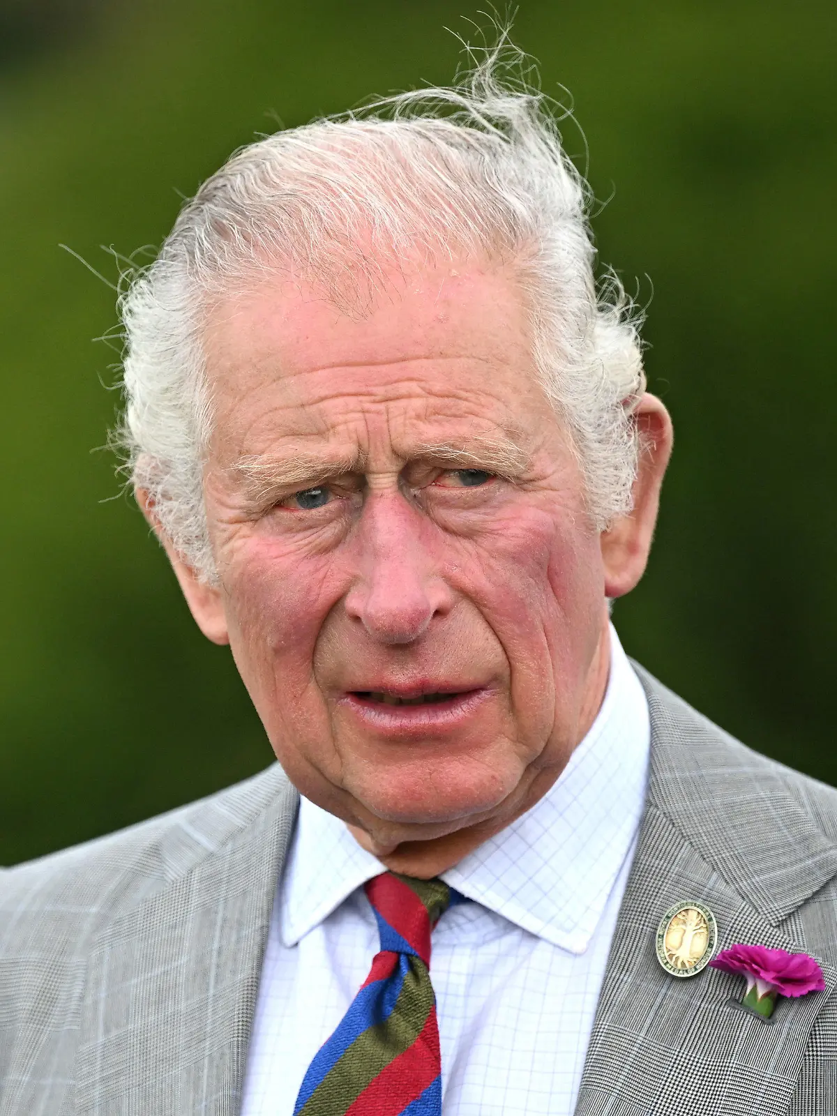 ARCHIV - 06.07.2022, Großbritannien, Llanarthne: Charles, damals Prinz von Wales und Schirmherr des Nationalen Botanischen Gartens von Wales, besucht die Botanischen Gärten von Middleton Hall. Der britische König Charles III. wird entgegen vorherigen Plänen im kommenden November nicht zum Weltklimagipfel nach Ägypten reisen. (zu dpa "Kehrtwende vor Klimagipfel - König Charles reist nicht nach Ägypten") Foto: Matthew Horwood/PA Wire/dpa +++ dpa-Bildfunk +++