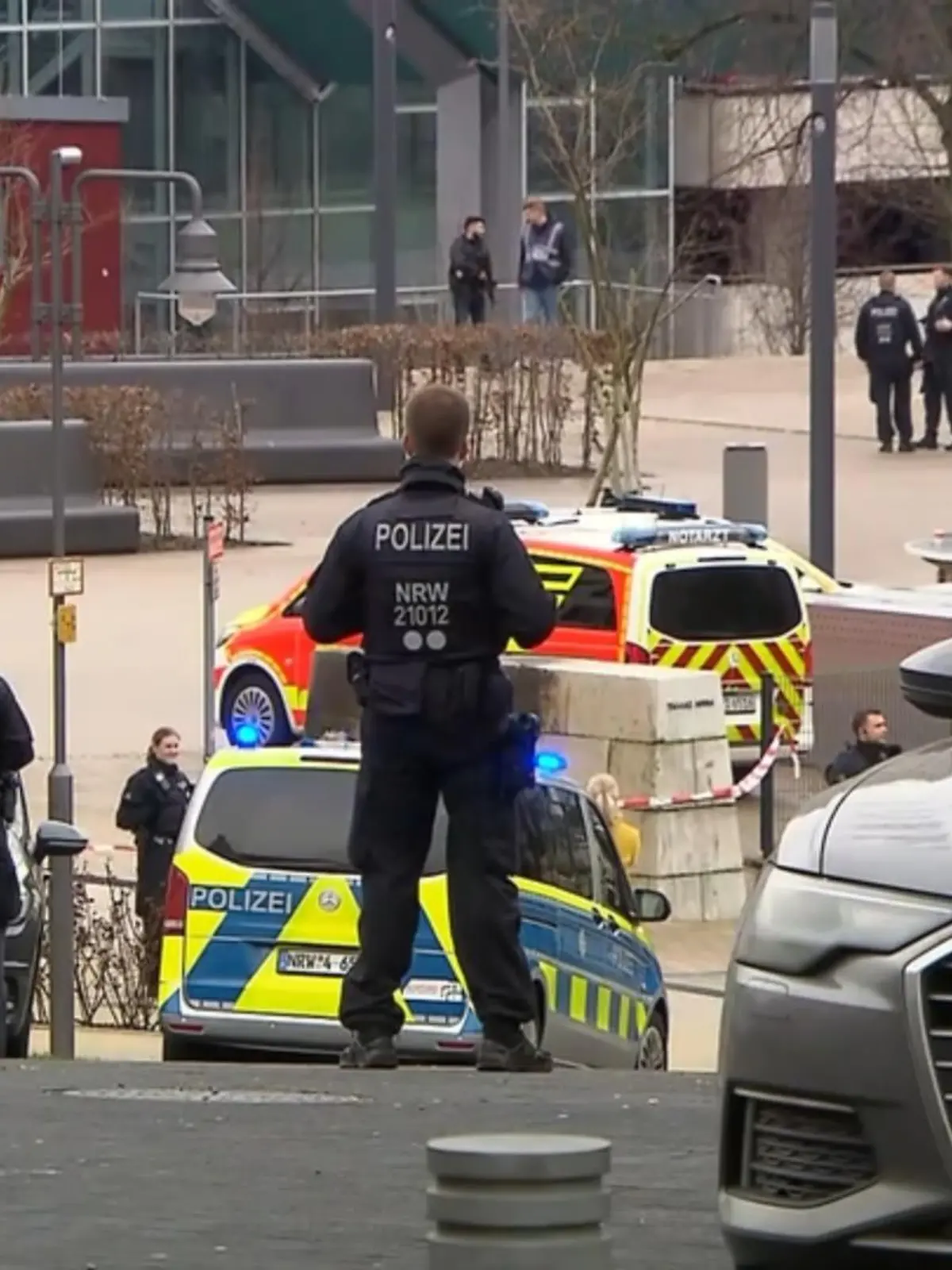 Die Messer-Attacke an einem Wuppertaler Gymnasium war eine Amoktat. Das hat die Polizei mittler-weile bestätigt. Gestern Morgen sticht ein Jugendlicher auf vier Mitschüler ein. Sie werden verletzt. Der mutmaßliche Angreifer wird festgenommen. Heute Nachmittag gibt die Polizei dann neue Details bekannt.