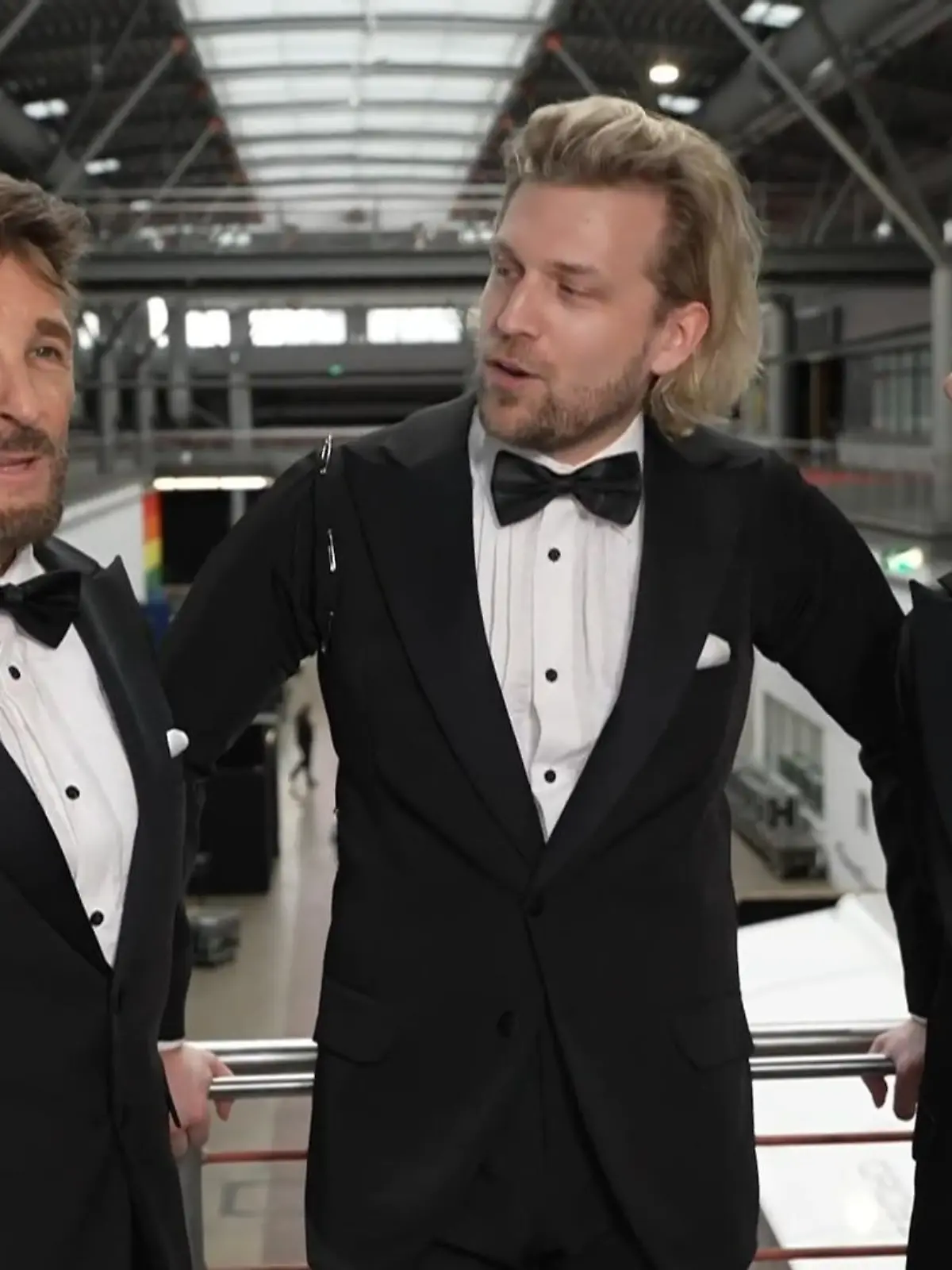 Mark Keller, Tillman Schulz und Gabriel Kelly tanzen in der "Let's Dance-Kennenlernshow einen Wiener Walzer.