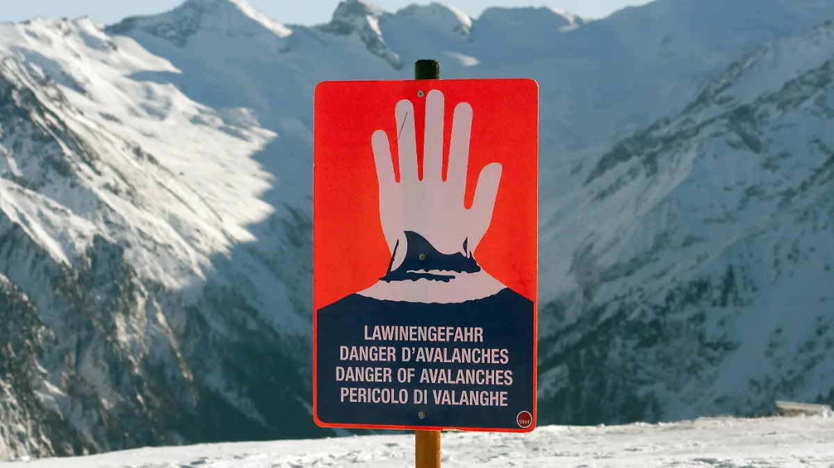 ARCHIV - 12.01.2009, Österreich, Wildkogel: Ein Schild warnt im Skigebiet auf dem Wildkogel in den Alpen vor Lawinengefahr.  Bei einem Lawinenabgang in Österreich sind am Sonntagnachmittag nach ersten Erkenntnissen etwa zehn Wintersportler verschüttet worden. Ein Mensch sei inzwischen verletzt geborgen worden, teilte die Polizei mit. (Illustration zu dpa "Zehn Verschüttete unter Lawine in Österreich vermutet") Foto: Frank Rumpenhorst/dpa +++ dpa-Bildfunk +++