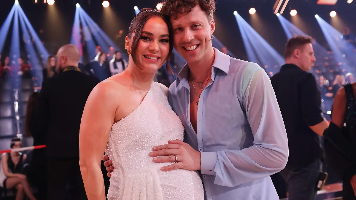 24.02.2024, Nordrhein-Westfalen, Köln: Die schwangere Profitänzerin Renata Lusin und ihr Mann Valentin Lusin, Profitänzer, stehen in der Kennenlernshow der RTL-Tanzshow ·Let's Dance· zum Auftakt der neuen Staffel auf dem Parkett im Coloneum. Foto: Rolf Vennenbernd/dpa +++ dpa-Bildfunk +++