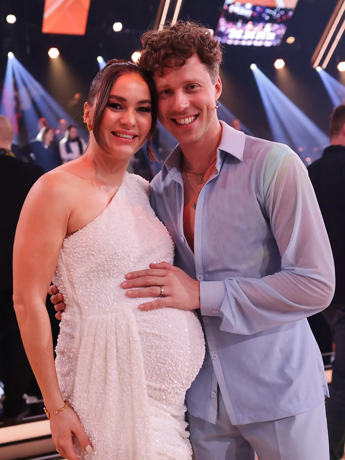 24.02.2024, Nordrhein-Westfalen, Köln: Die schwangere Profitänzerin Renata Lusin und ihr Mann Valentin Lusin, Profitänzer, stehen in der Kennenlernshow der RTL-Tanzshow ·Let's Dance· zum Auftakt der neuen Staffel auf dem Parkett im Coloneum. Foto: Rolf Vennenbernd/dpa +++ dpa-Bildfunk +++
