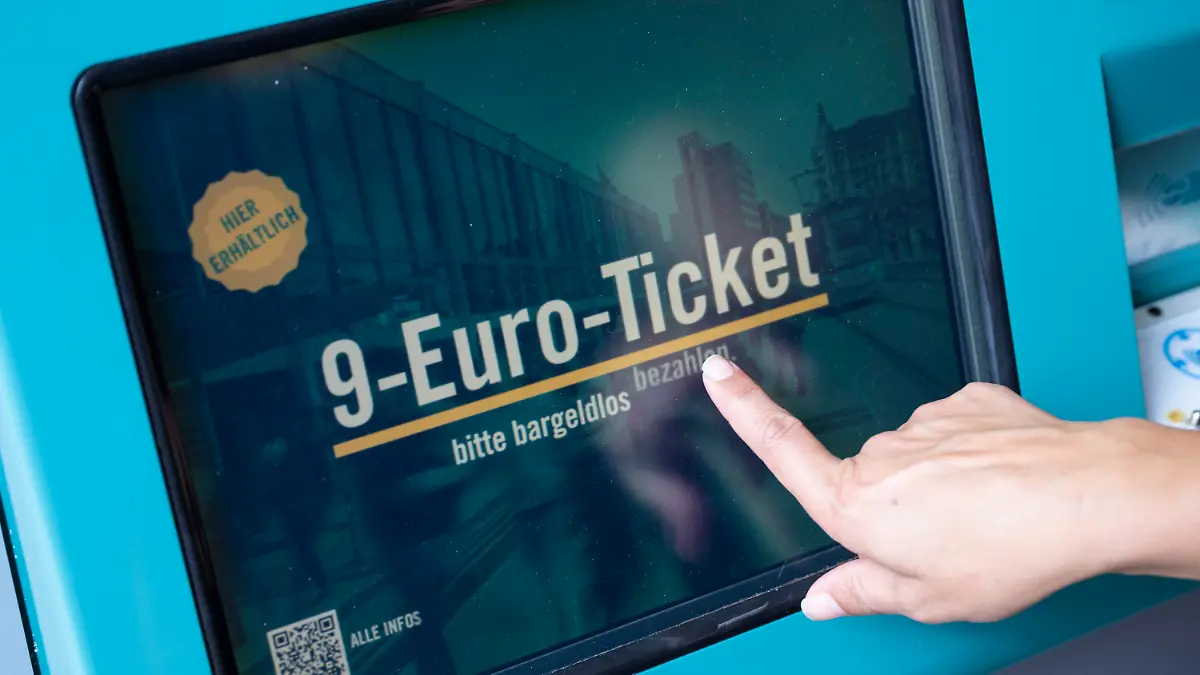 ARCHIV - 05.07.2022, Hessen, Frankfurt/Main: Eine Frau zieht sich an einem Fahrschein-Automaten ein 9-Euro-Ticket. Drei Monate lang reisten Millionen Menschen mit dem 9-Euro-Ticket in Bussen und Regionalbahnen durch ganz Deutschland.     (zu dpa "Verkehrsminister beraten über Nachfolge von 9-Euro-Ticket") Foto: Boris Roessler/dpa +++ dpa-Bildfunk +++