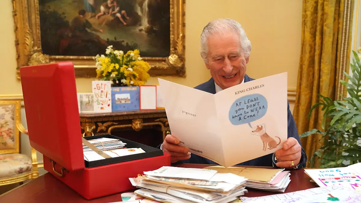 . 23/02/2024. London, United Kingdom. King Charles III reads some of the 7,000 cards and letters sent by well-wishers from around the world following his cancer diagnosis, at Buckingham Palace in London. PUBLICATIONxINxGERxSUIxAUTxHUNxONLY xPoolx/xi-Imagesx IIM-25012-0001