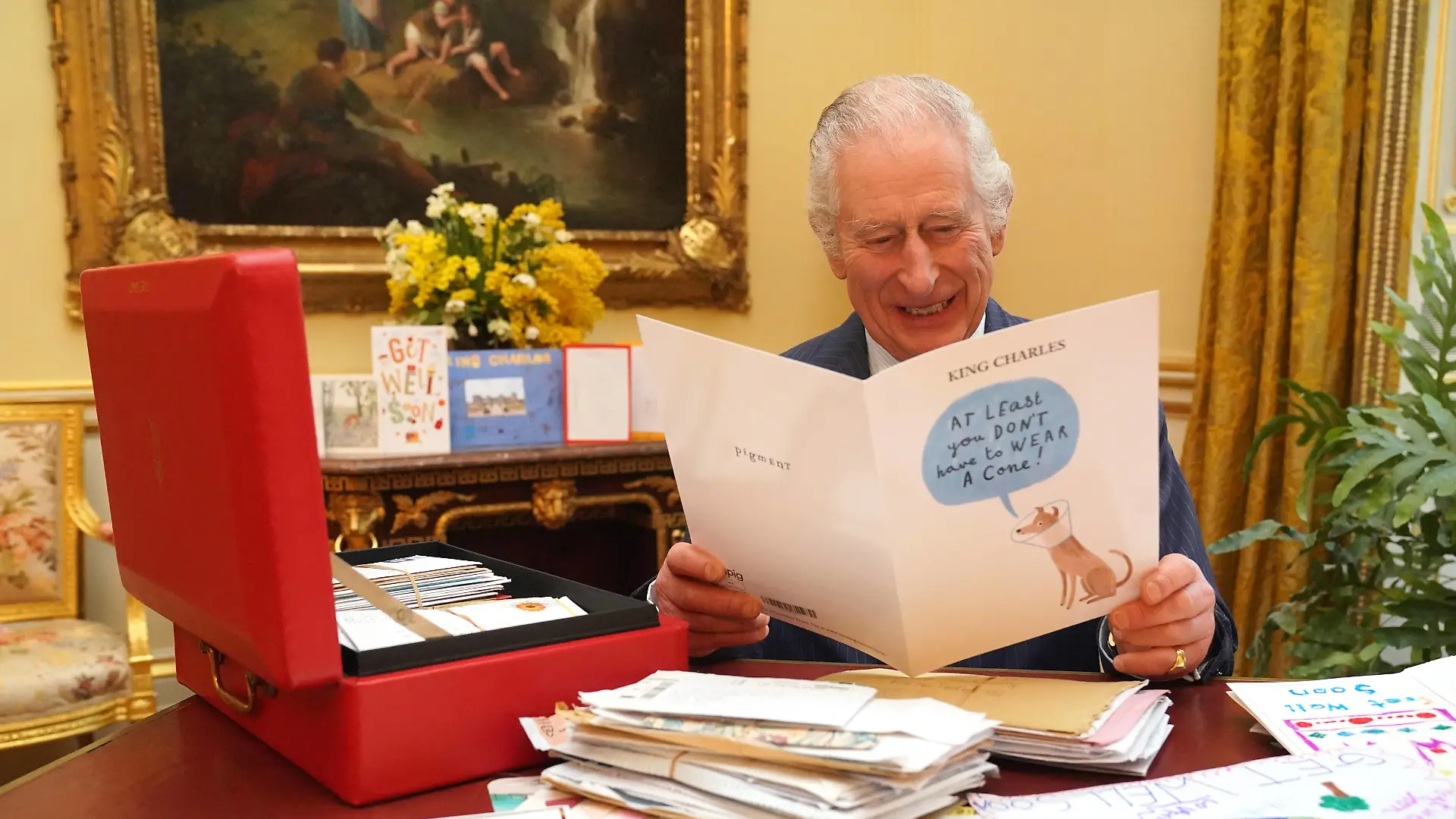 . 23/02/2024. London, United Kingdom. King Charles III reads some of the 7,000 cards and letters sent by well-wishers from around the world following his cancer diagnosis, at Buckingham Palace in London. PUBLICATIONxINxGERxSUIxAUTxHUNxONLY xPoolx/xi-Imagesx IIM-25012-0001