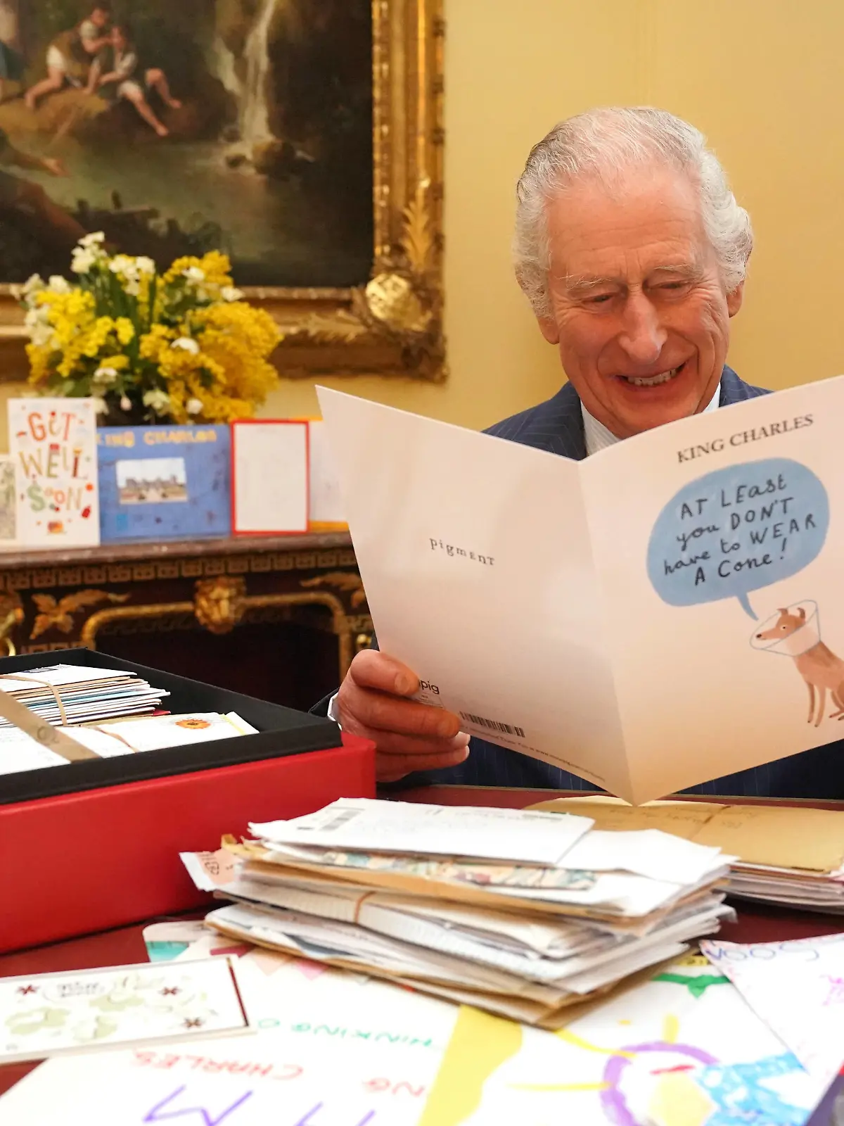 . 23/02/2024. London, United Kingdom. King Charles III reads some of the 7,000 cards and letters sent by well-wishers from around the world following his cancer diagnosis, at Buckingham Palace in London. PUBLICATIONxINxGERxSUIxAUTxHUNxONLY xPoolx/xi-Imagesx IIM-25012-0001