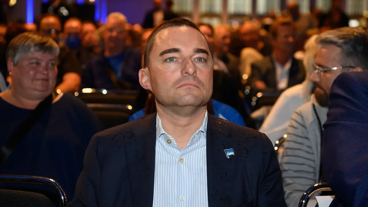 29.05.2022, Berlin: Fußball: Bundesliga, Hertha BSC, Mitgliederversammlung in der Messe Berlin. Unternehmer Lars Windhorst wartet auf den Beginn der Veranstaltung (zu dpa: Ende der Zusammenarbeit: Windhorst bietet Hertha seine Anteile an). (zu dpa: «Eklat bei Hertha: Investor Windhorst bietet Club seine Anteile an») Foto: Soeren Stache/dpa - WICHTIGER HINWEIS: Gemäß den Vorgaben der DFL Deutsche Fußball Liga bzw. des DFB Deutscher Fußball-Bund ist es untersagt, in dem Stadion und/oder vom Spiel angefertigte Fotoaufnahmen in Form von Sequenzbildern und/oder videoähnlichen Fotostrecken zu verwerten bzw. verwerten zu lassen. +++ dpa-Bildfunk +++