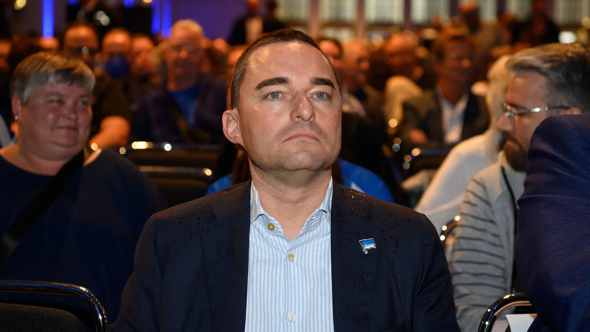 29.05.2022, Berlin: Fußball: Bundesliga, Hertha BSC, Mitgliederversammlung in der Messe Berlin. Unternehmer Lars Windhorst wartet auf den Beginn der Veranstaltung (zu dpa: Ende der Zusammenarbeit: Windhorst bietet Hertha seine Anteile an). (zu dpa: «Eklat bei Hertha: Investor Windhorst bietet Club seine Anteile an») Foto: Soeren Stache/dpa - WICHTIGER HINWEIS: Gemäß den Vorgaben der DFL Deutsche Fußball Liga bzw. des DFB Deutscher Fußball-Bund ist es untersagt, in dem Stadion und/oder vom Spiel angefertigte Fotoaufnahmen in Form von Sequenzbildern und/oder videoähnlichen Fotostrecken zu verwerten bzw. verwerten zu lassen. +++ dpa-Bildfunk +++