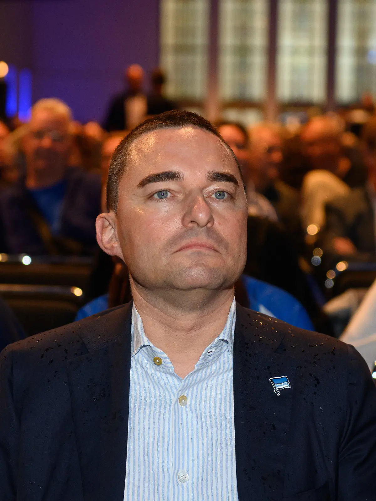 29.05.2022, Berlin: Fußball: Bundesliga, Hertha BSC, Mitgliederversammlung in der Messe Berlin. Unternehmer Lars Windhorst wartet auf den Beginn der Veranstaltung (zu dpa: Ende der Zusammenarbeit: Windhorst bietet Hertha seine Anteile an). (zu dpa: «Eklat bei Hertha: Investor Windhorst bietet Club seine Anteile an») Foto: Soeren Stache/dpa - WICHTIGER HINWEIS: Gemäß den Vorgaben der DFL Deutsche Fußball Liga bzw. des DFB Deutscher Fußball-Bund ist es untersagt, in dem Stadion und/oder vom Spiel angefertigte Fotoaufnahmen in Form von Sequenzbildern und/oder videoähnlichen Fotostrecken zu verwerten bzw. verwerten zu lassen. +++ dpa-Bildfunk +++