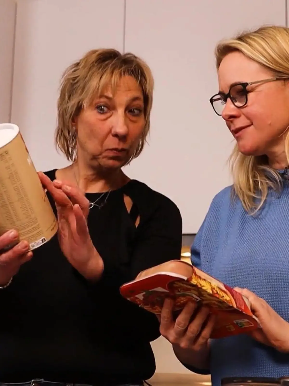 Zwei Kilogramm verlieren in nur einer Woche? Mit der richtigen Ernährung soll das möglich sein. Julia und Andrea machen für uns den Test: Julia hat im Alltag wenig Zeit fürs Kochen. Sie setzt daher eine Woche lang auf kalorienreduzierte Fertiggerichte. Andrea bekommt Rezepte von unserer Ernährungsberatung und kocht selbst. Nach einer Woche schauen wir auf die Waage: Wer hat mehr Gewicht verloren? Und wer ist glücklicher und satter durch die Woche gekommen? Das Ergebnis seht ihr im Video.