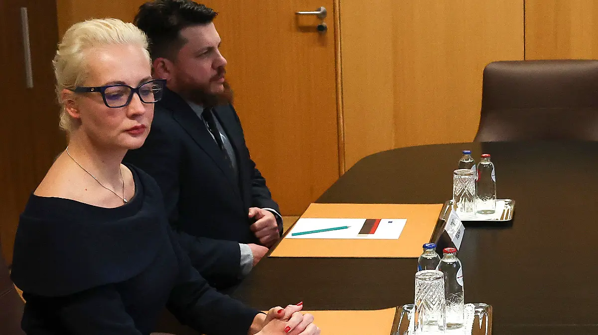 19.02.2024, Belgien, Brüssel: Julia Nawalnaja (l), Ehefrau des russischen Oppositionsführers Alexej Nawalny, nimmt an einem Treffen mit dem Präsidenten des Europäischen Rates, Michel, im Gebäude des Europäischen Rates teil. Foto: Yves Herman/Pool Reuters/AP/dpa +++ dpa-Bildfunk +++