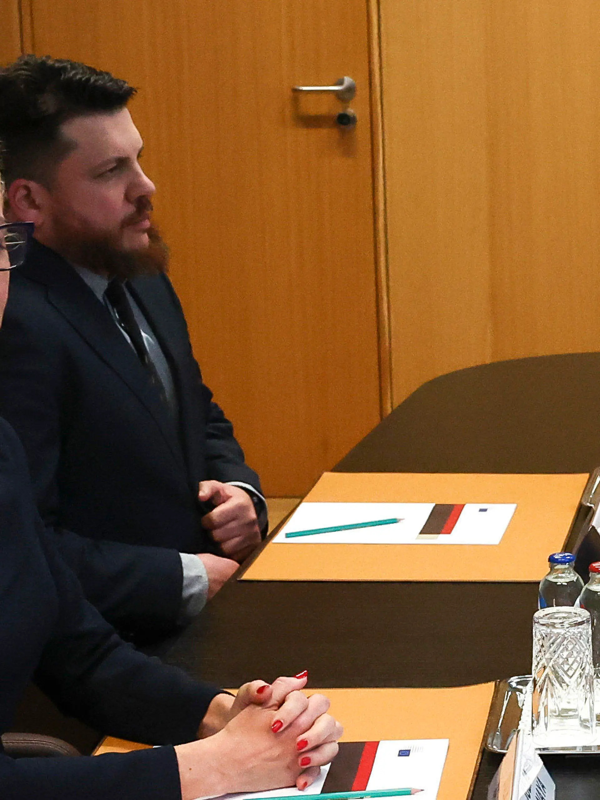 19.02.2024, Belgien, Brüssel: Julia Nawalnaja (l), Ehefrau des russischen Oppositionsführers Alexej Nawalny, nimmt an einem Treffen mit dem Präsidenten des Europäischen Rates, Michel, im Gebäude des Europäischen Rates teil. Foto: Yves Herman/Pool Reuters/AP/dpa +++ dpa-Bildfunk +++