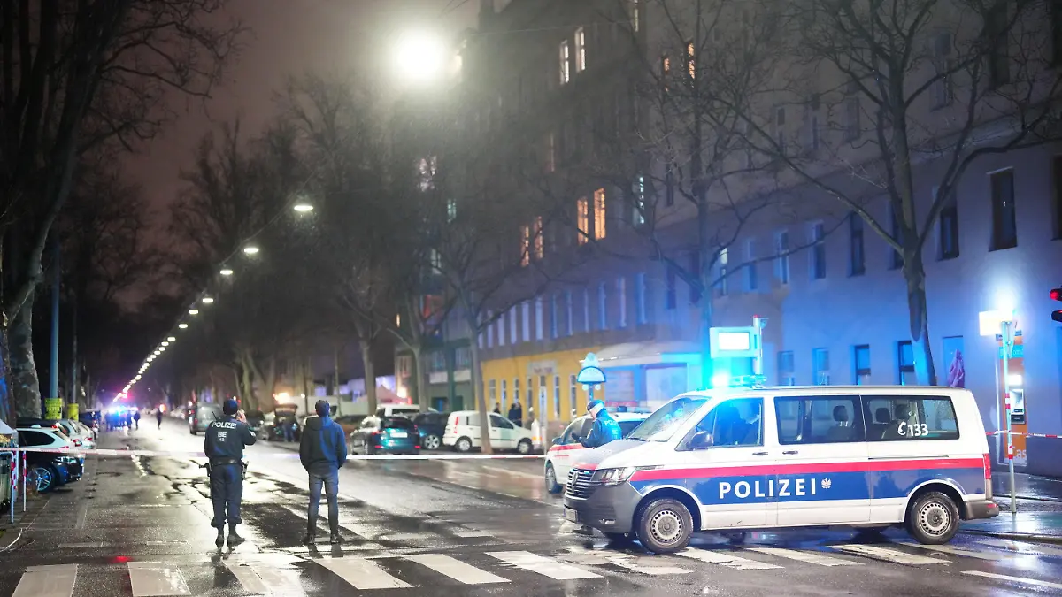 23.02.2024, Österreich, Wien: Polizisten ermitteln am Tatort. Drei Frauen sind am Freitagabend, 23. Februar 2024, in einem Bordell in Wien-Brigittenau tot aufgefunden worden. Ein Tatverdächtiger befindet sich in Polizeigewahrsam. Foto: Georg Hochmuth/APA/dpa +++ dpa-Bildfunk +++
