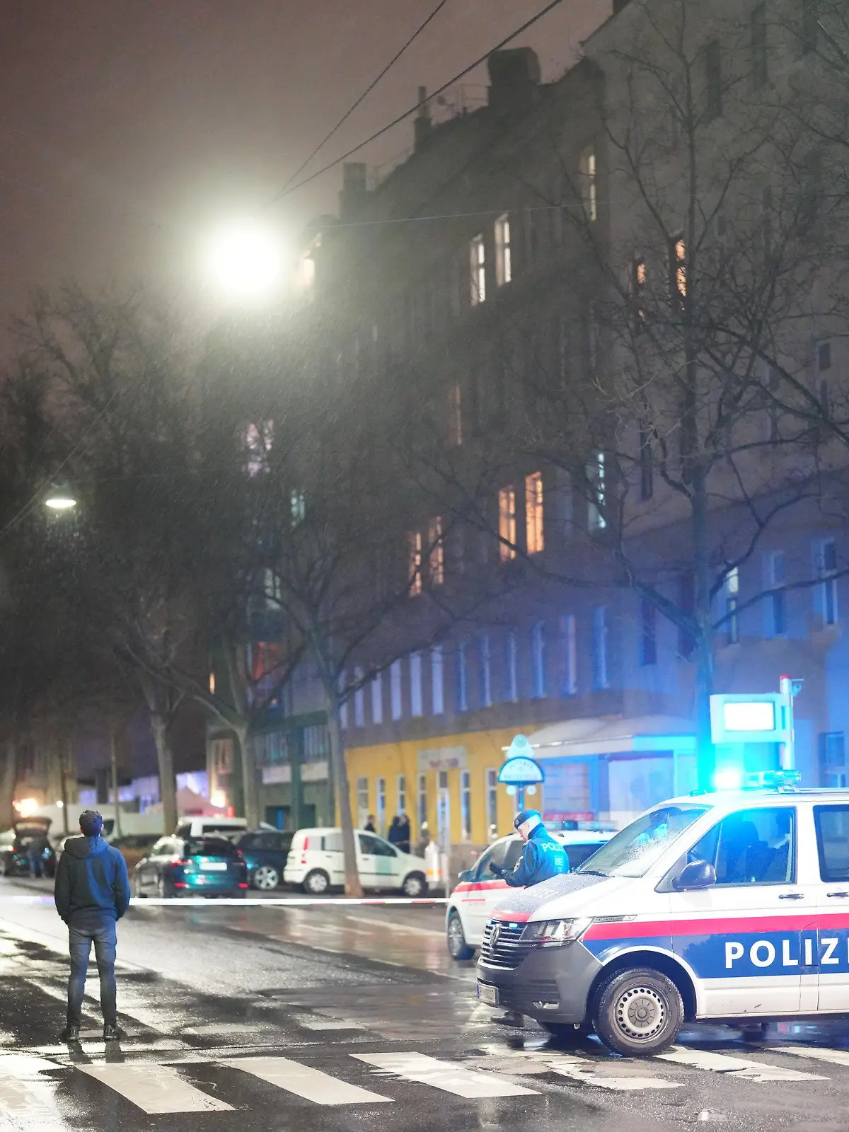 23.02.2024, Österreich, Wien: Polizisten ermitteln am Tatort. Drei Frauen sind am Freitagabend, 23. Februar 2024, in einem Bordell in Wien-Brigittenau tot aufgefunden worden. Ein Tatverdächtiger befindet sich in Polizeigewahrsam. Foto: Georg Hochmuth/APA/dpa +++ dpa-Bildfunk +++