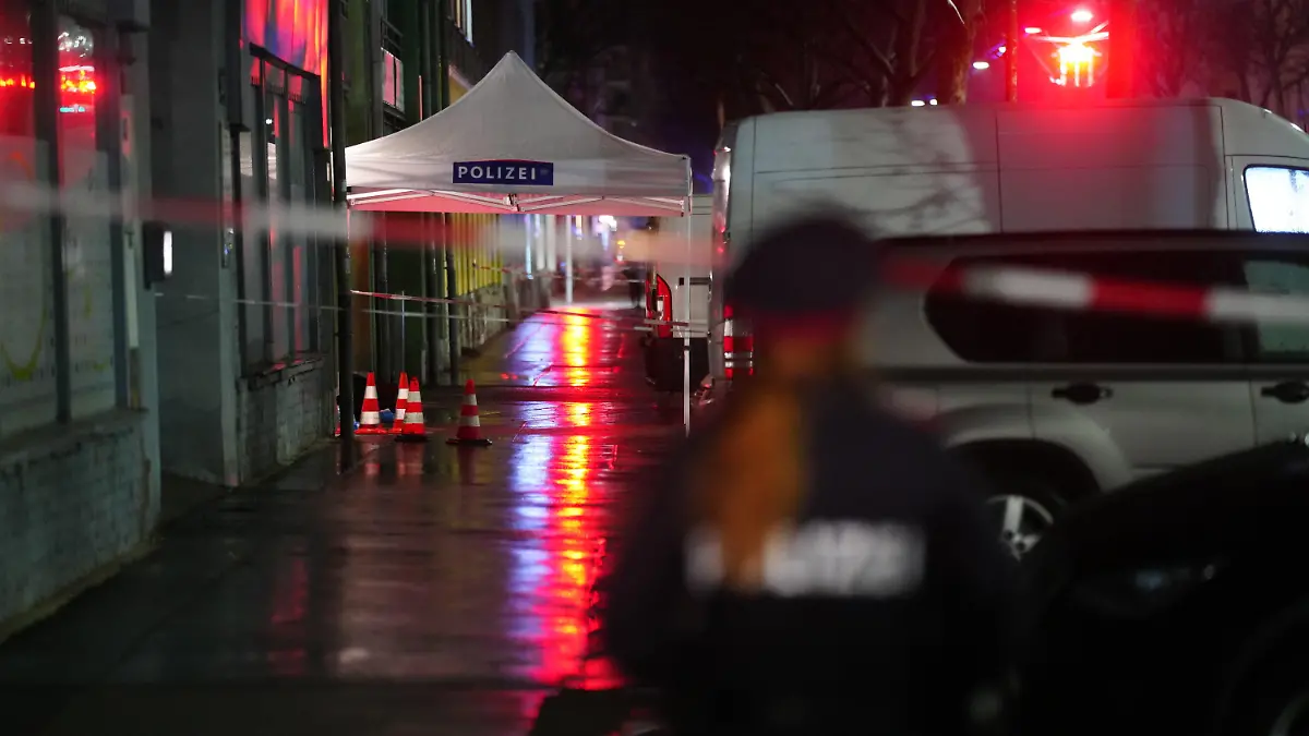 23.02.2024, Österreich, Wien: Ein Polizeit-Pavillion am Tatort. Drei Frauen sind am Freitagabend, 23. Februar 2024, in einem Bordell in Wien-Brigittenau tot aufgefunden worden. Ein Tatverdächtiger befindet sich in Polizeigewahrsam. Foto: Georg Hochmuth/APA/dpa +++ dpa-Bildfunk +++