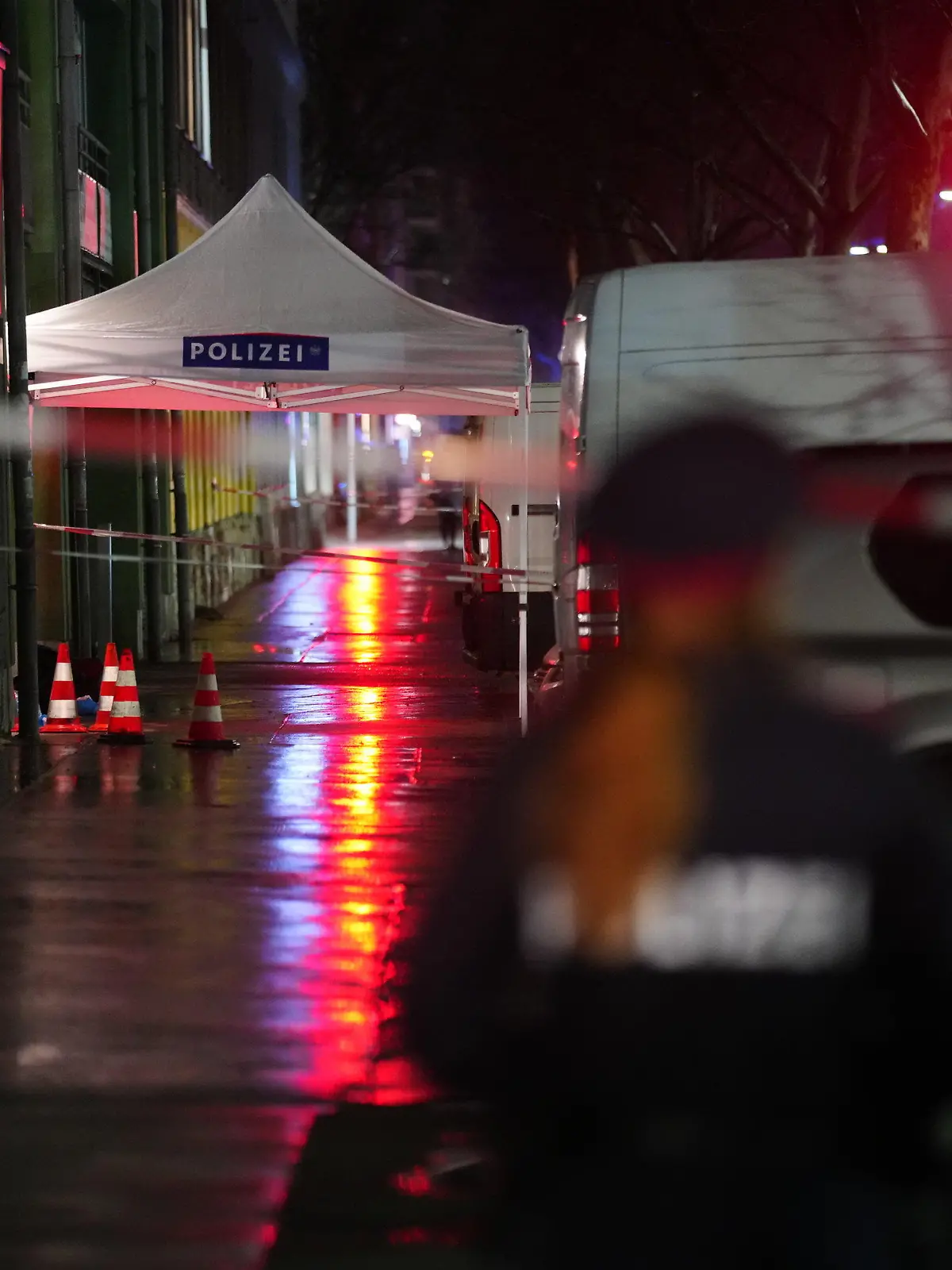 23.02.2024, Österreich, Wien: Ein Polizeit-Pavillion am Tatort. Drei Frauen sind am Freitagabend, 23. Februar 2024, in einem Bordell in Wien-Brigittenau tot aufgefunden worden. Ein Tatverdächtiger befindet sich in Polizeigewahrsam. Foto: Georg Hochmuth/APA/dpa +++ dpa-Bildfunk +++