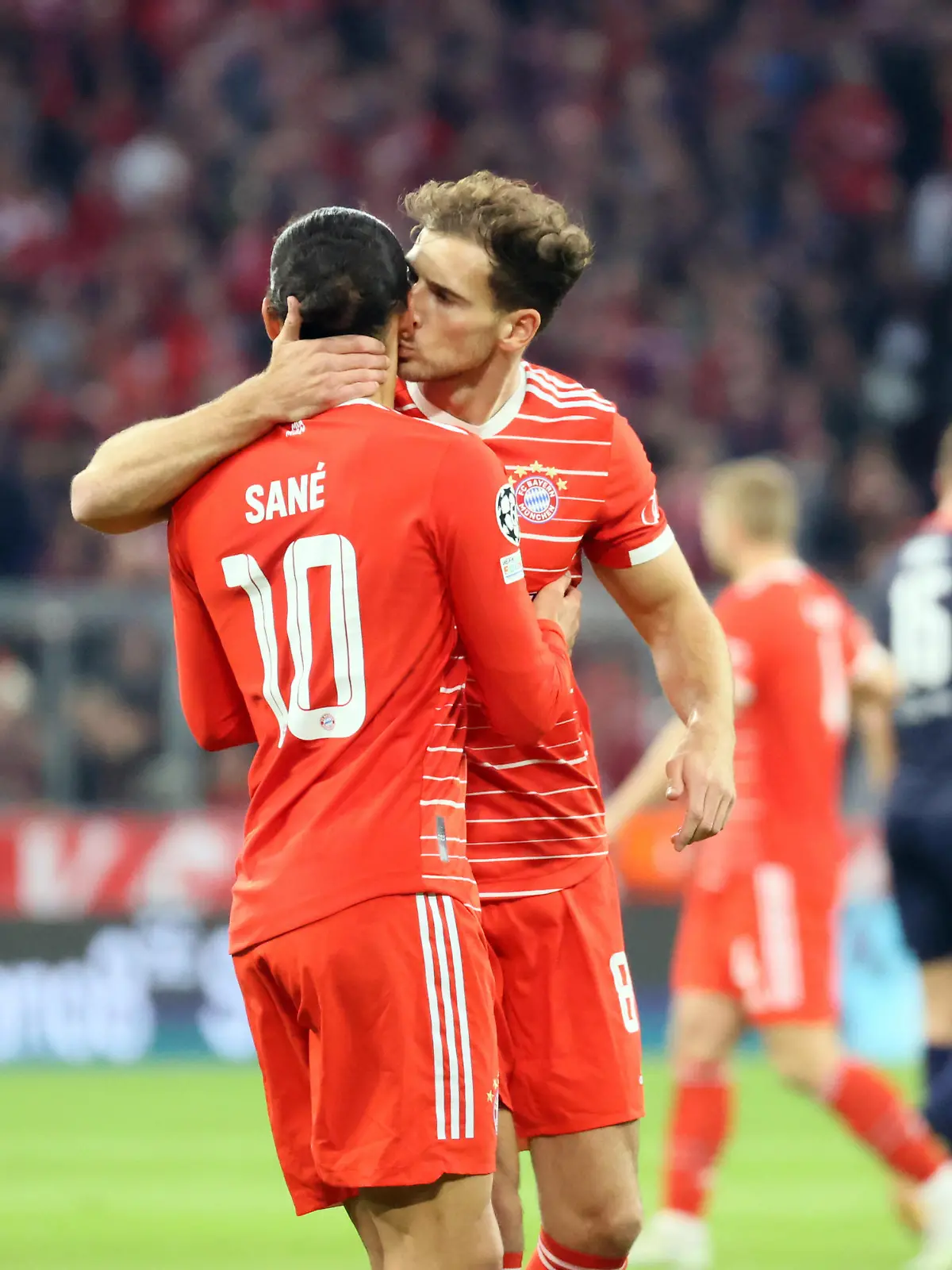 Deutschland, München, 04.10.2022, Fussball, Champions League, FC Bayern München - FC Viktoria Pilsen: v.l. Leroy Sane, Leon Goretzka (beide FC Bayern München); Jubel Tor 1:0 Sane. Foto: Robin Rudel
