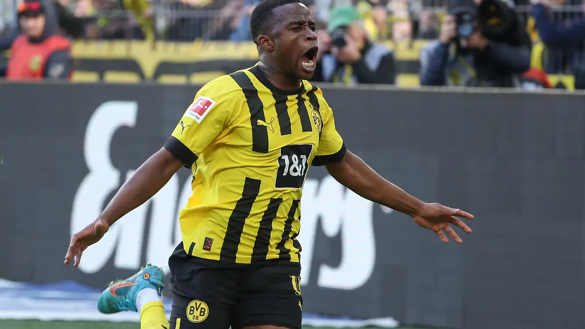 xMHx - Fussball - 1. Bundesliga - Borussia Dortmund - FC Schalke 04 am 17.09.2022 im Signal Iduna Park in Dortmund
Jubel, Torjubel, Torschuetze, Torschütze Youssoufa Moukoko (Dortmund 18) jubelt nach seinem Tor zum 1 zu 0
Foto: osnapix
/ action press