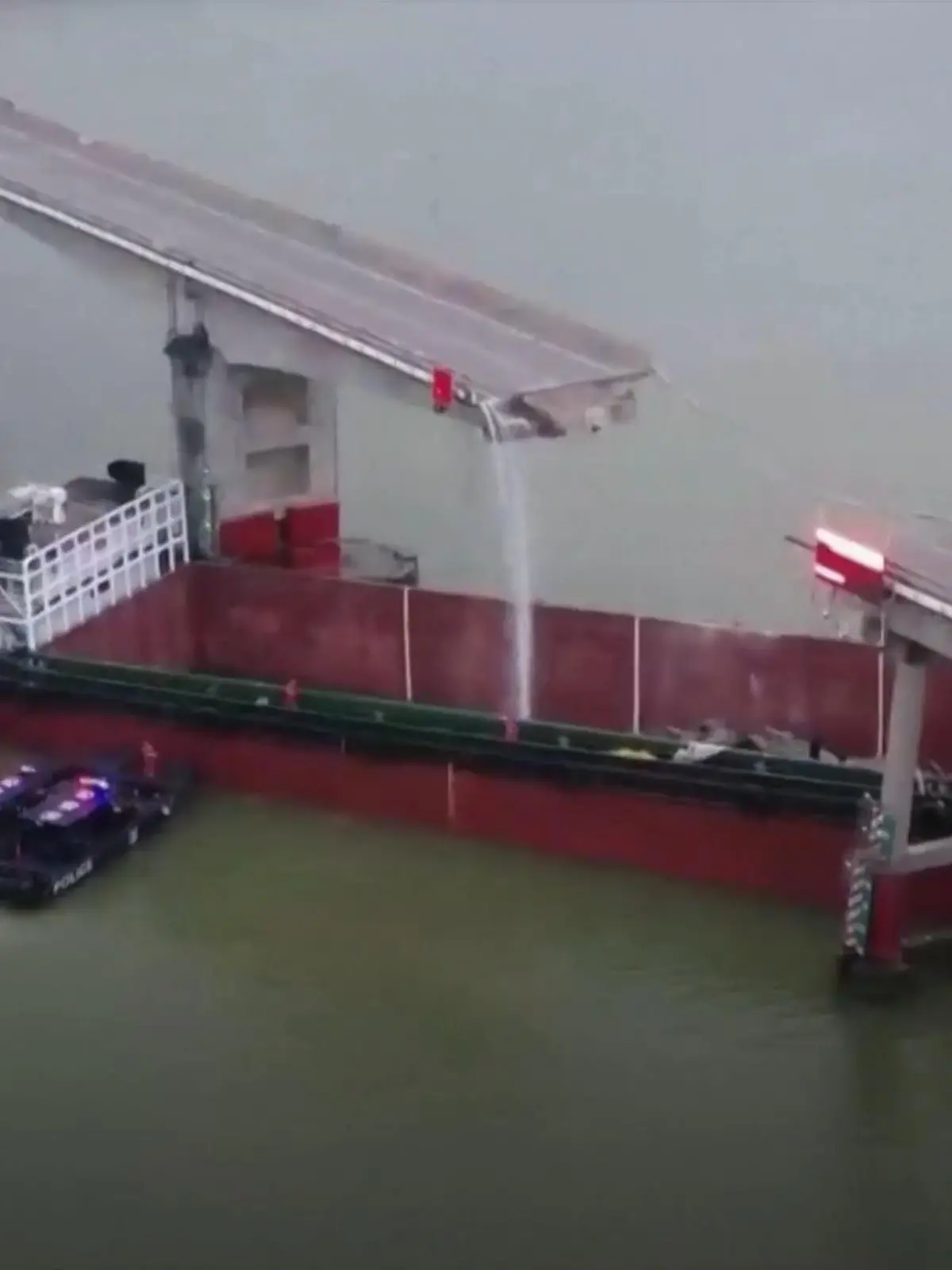 Zwei Menschen sterben nach dem Unglück mit einem Schiffscontainer.

In einer Provinz im Süden Chinas ist ein Frachtschiff in die Träger eine Brücke gefahren. Durch den Unfall brechen Teile der Brücke in die Tiefe, mit ihnen mehrere Autofahrer. Die Fahrzeuge landen im leeren Frachter und im Fluss. Taucher sind im Einsatz, um nach den Opfern zu suchen. Mehr im Video.