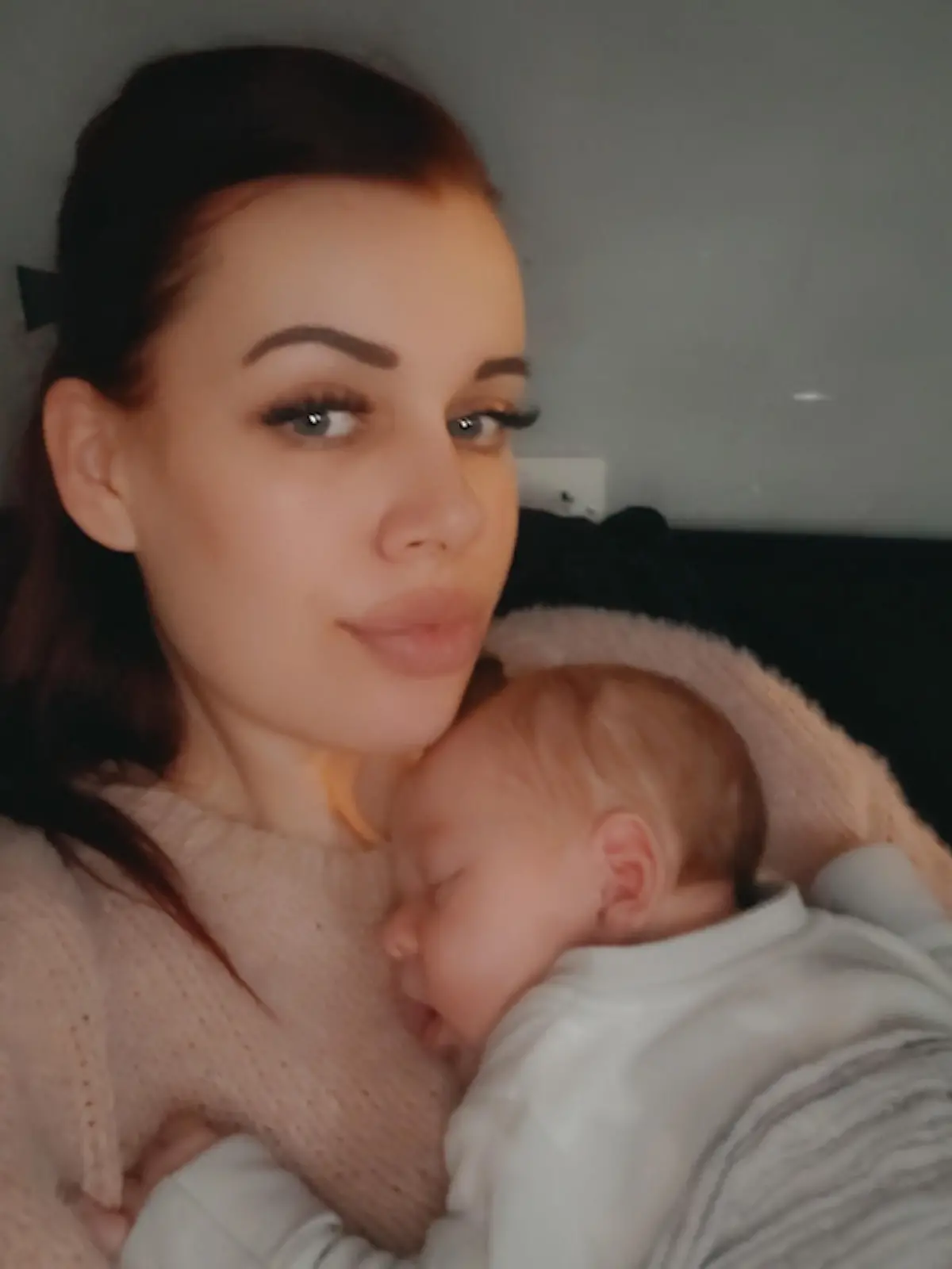 Auf dem Parkplatz des Krankenhauses in Portsmouth (England) bringt Emily (30) einen gesunden Jungen zur Welt.