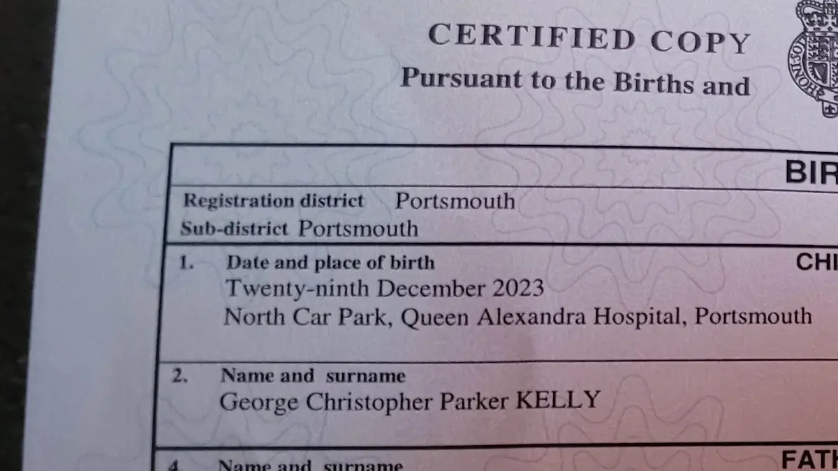 Parkplatz als Geburtsort
A baby has 'car park' written as his place of birth on his birth certificate after his mother wasn't able to make it to the hospital in time. Emily Kelly's waters broke just as she stepped out of her car outside the hospital and said her baby George was coming and there was 'no stopping it'.
The 30 year old mother of six said the 'amazing' staff at Queen Alexandra Hospital in Portsmouth, Hants, were quick to come out and deliver George and they kept her calm during the 'very scary experience'. Now, the infant has 'car park' written on his birth certificate, has been given the middle name Parker and he is known by hospital staff as 'little car park George'.
SONDERKONDITIONEN
Copyright: hgm-press