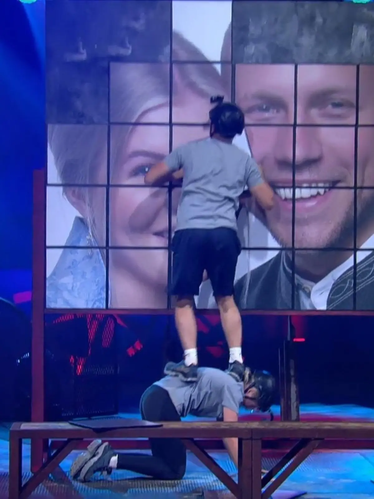 Bauer Patrick schiebt im Sommerhaus-Finalspiel die Puzzleteile hin und her und Freundin Antonia muss als menschlicher Hocker herhalten – autsch!