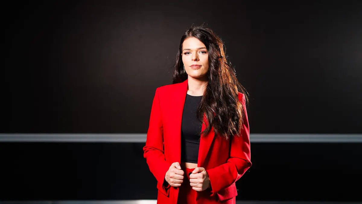 PRODUKTION - 20.02.2024, Baden-Württemberg, Rust: Ann-Katrin Lange, Teilnehmerin im Finale zur Wahl der "Miss Germany 2024", steht in einem Gebäude des Europa-Park. Das Finale der Wahl zur "Miss Germany 2024" findet am kommenden Samstag im Europa-Park statt. Foto: Philipp von Ditfurth/dpa +++ dpa-Bildfunk +++